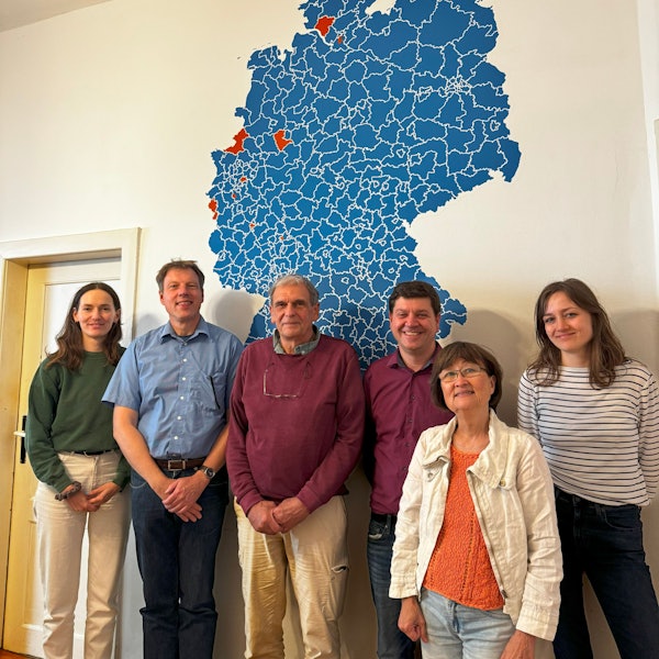 Die Mitarbeiter der Stiftung Ein Erbe für jeden mit Christoph Prüm in der Mittel.