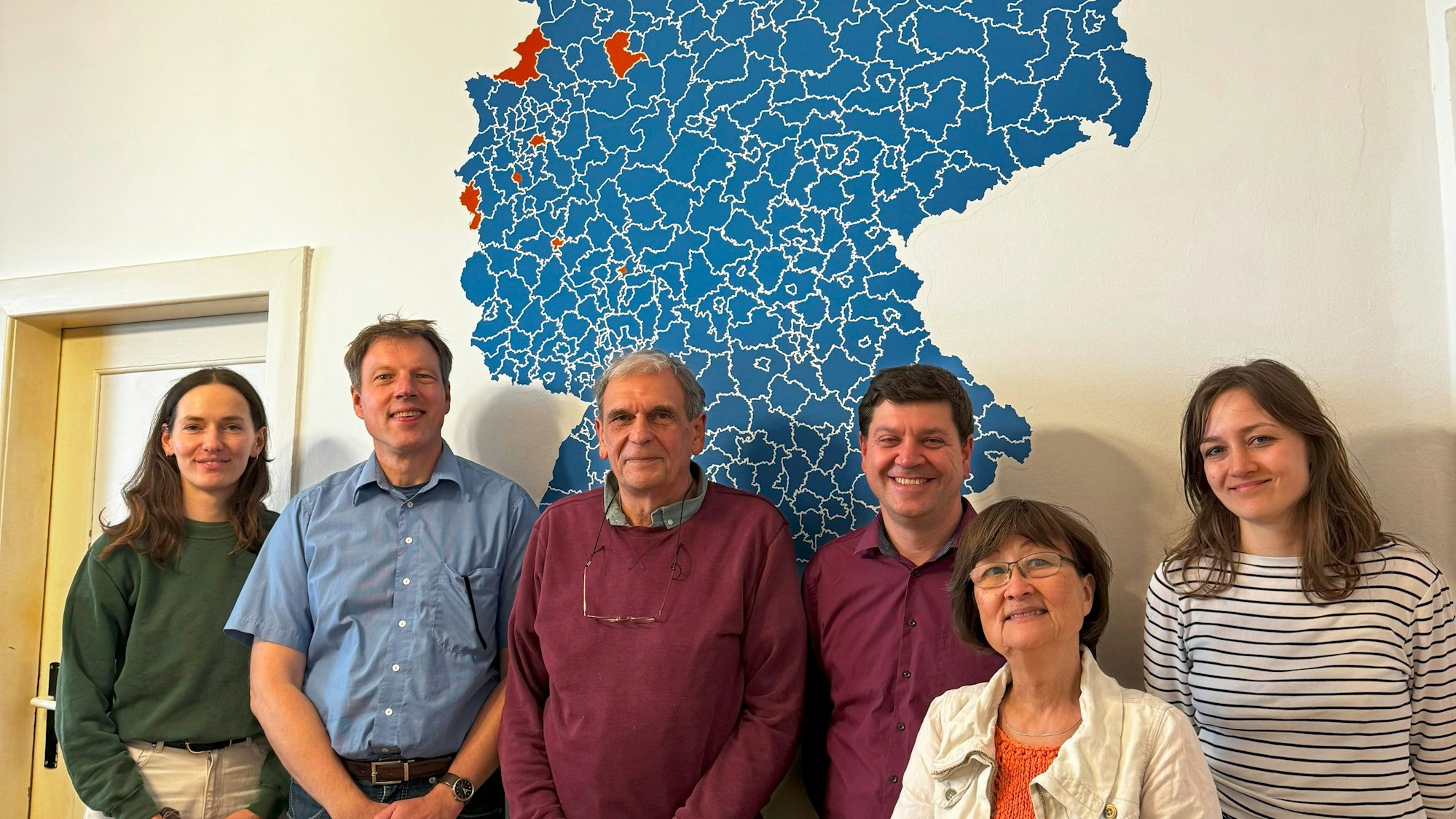 Die Mitarbeiter der Stiftung Ein Erbe für jeden mit Christoph Prüm in der Mittel.