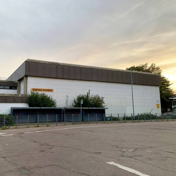 Zu sehen ist eine weiße Sporthalle.