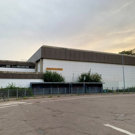 Zu sehen ist eine weiße Sporthalle.