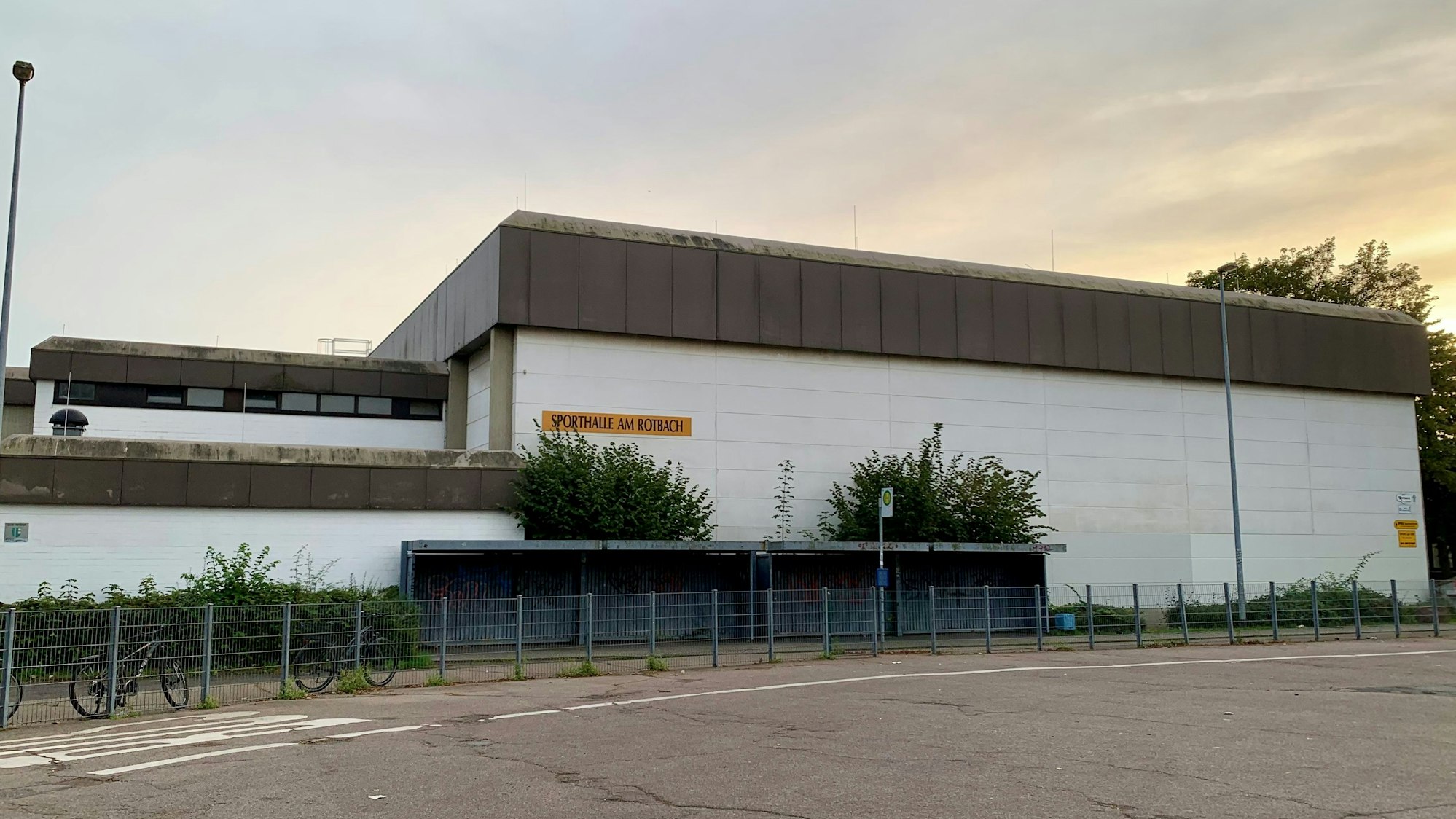 Zu sehen ist eine weiße Sporthalle.