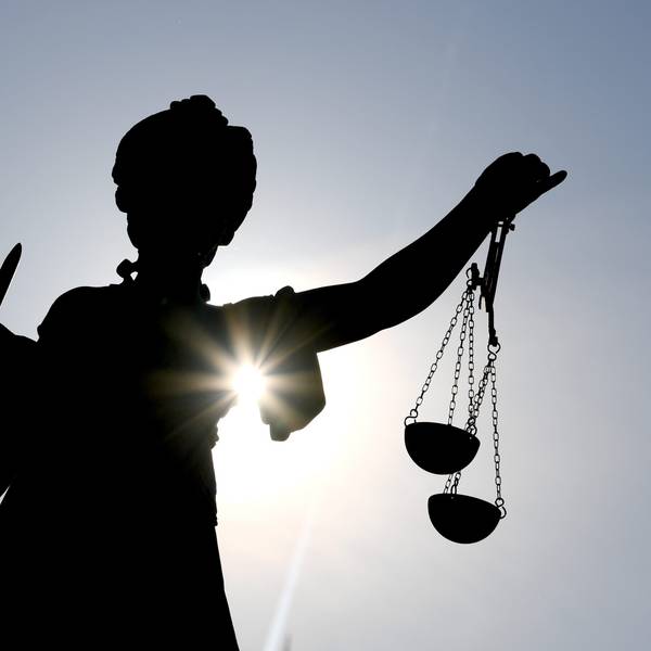 Die Göttin Justitia im Gegenlicht.