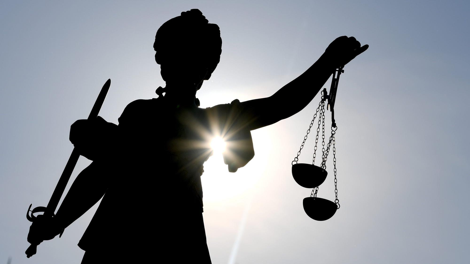 Die Göttin Justitia im Gegenlicht.
