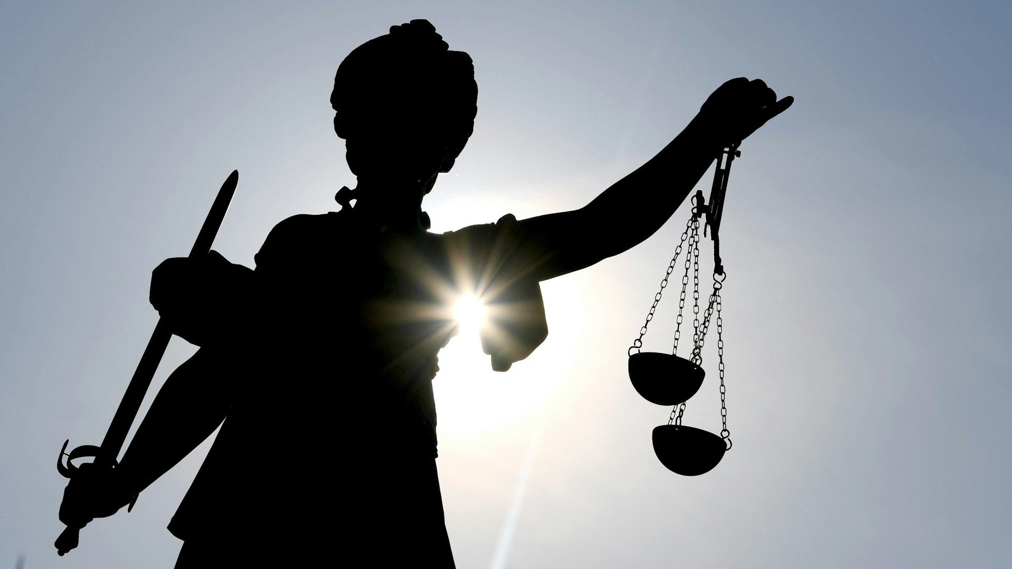 Die Göttin Justitia im Gegenlicht.