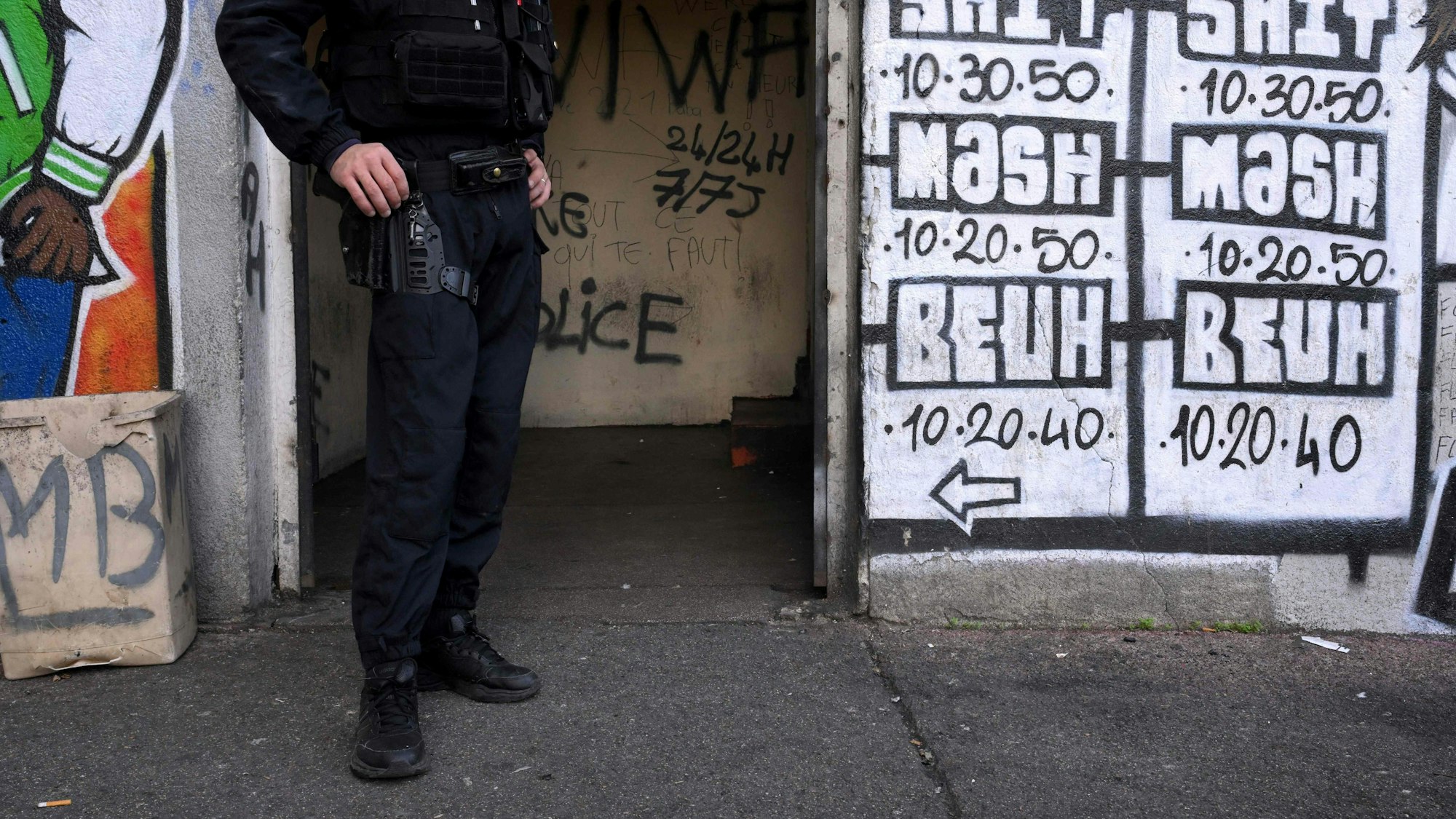 Ein Polizeibeamter steht neben einer Drogenkarte an einem Handelsplatz im Wohnprojekt Maison-Blanche im Norden von Marseille.