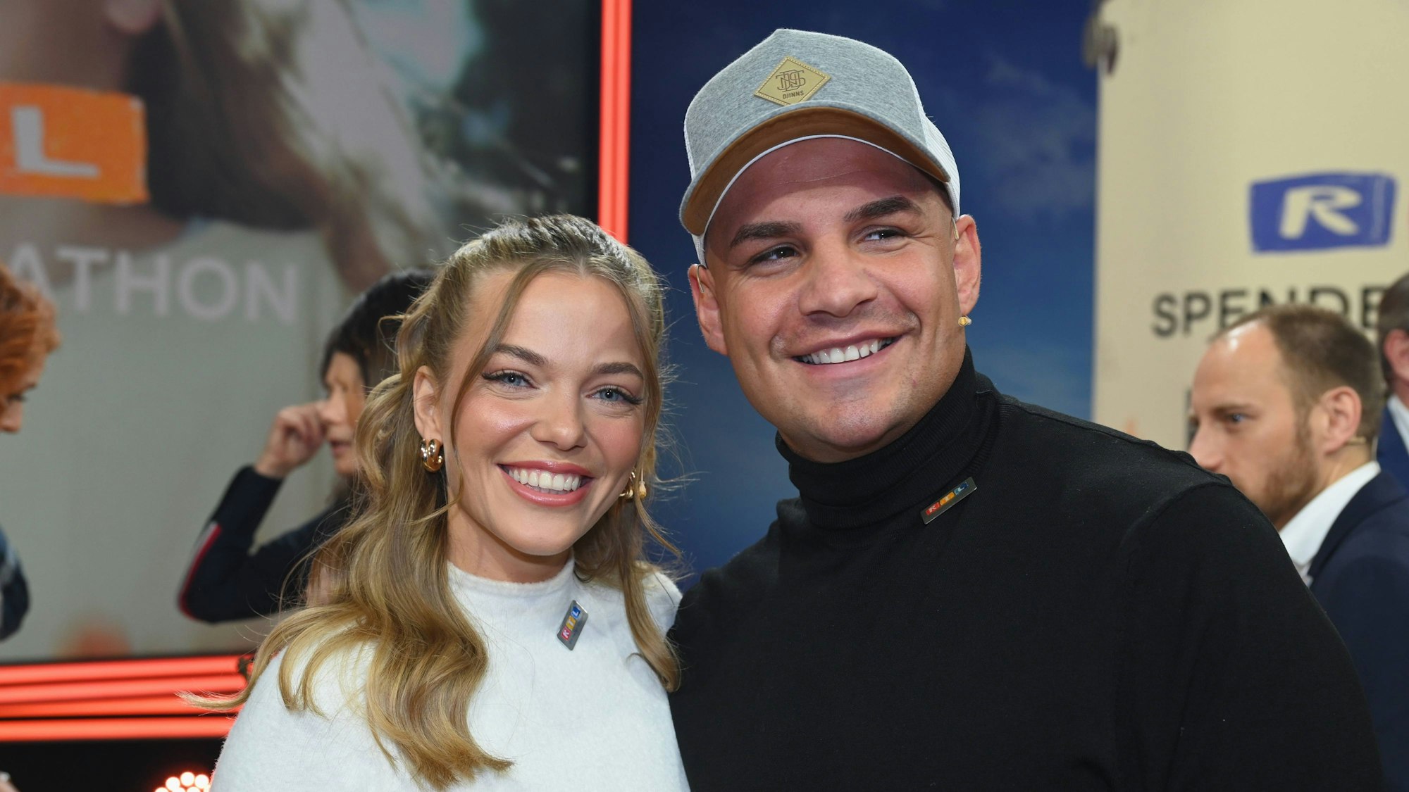 Sänger Pietro Lombardi mit Freundin Laura Maria Rypa bei einem öffentlichen Auftritt.