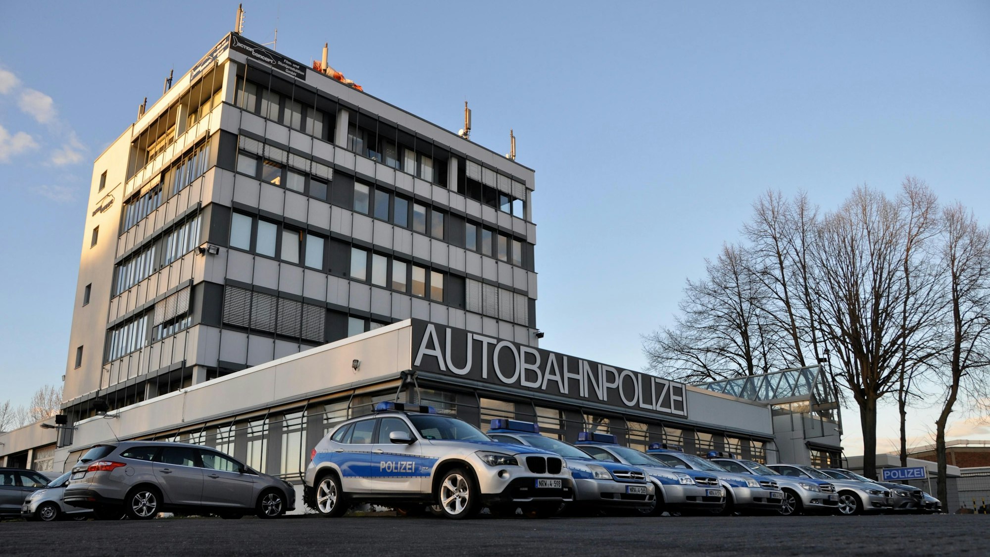 Das Foto zeigt den Firmensitz von Action Concept. Über dem Eingangsbereich ist der Schriftzug „Autobahnpolizei“ zu sehen.