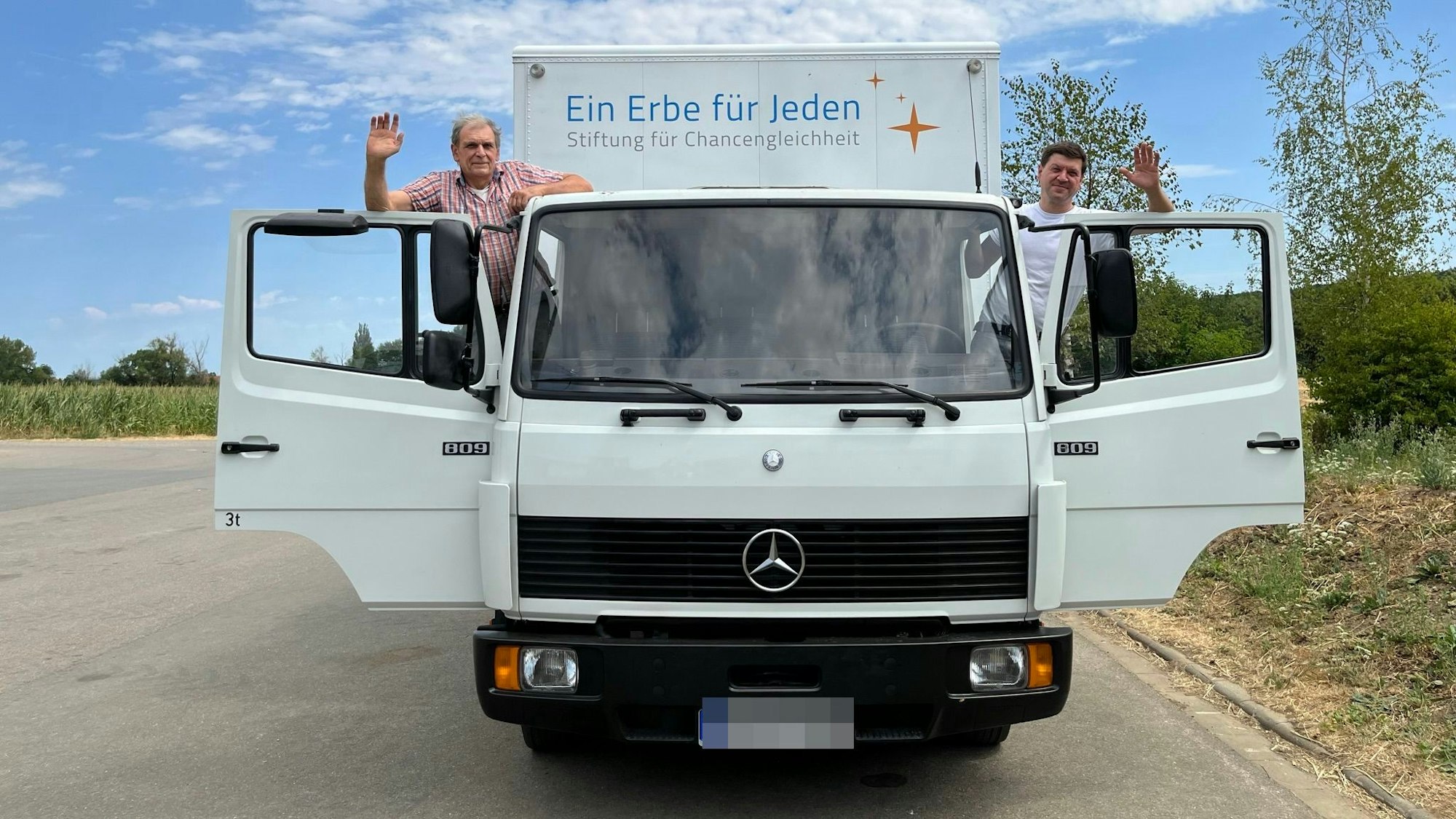 Christoph Prüm (links) und sein Sohn Sebastian auf Tour durch Deutschland, um drei Mal ein "Grunderbe" zu verteilen.