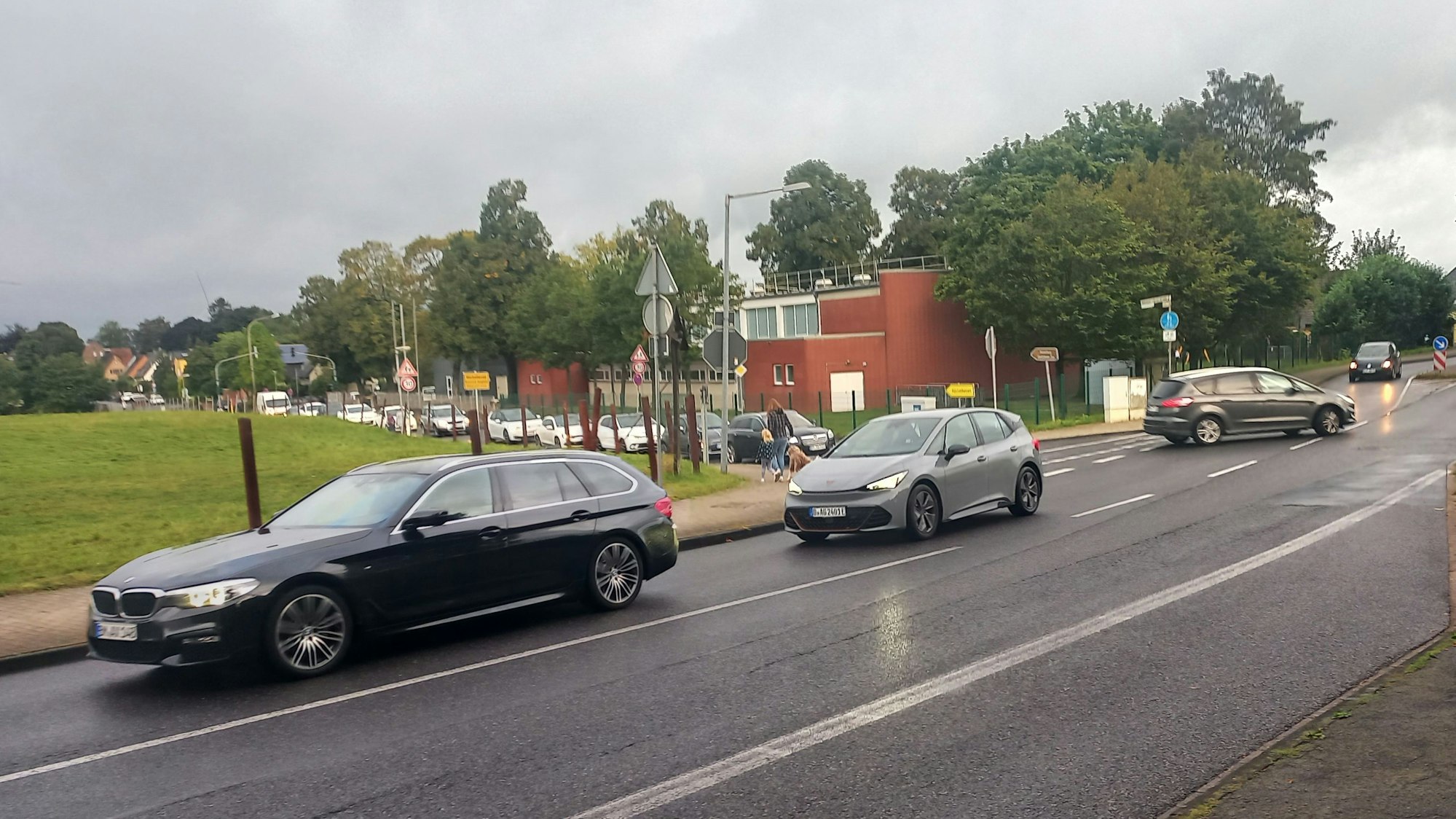 An einer Kreuzung staut sich der Verkehr.
