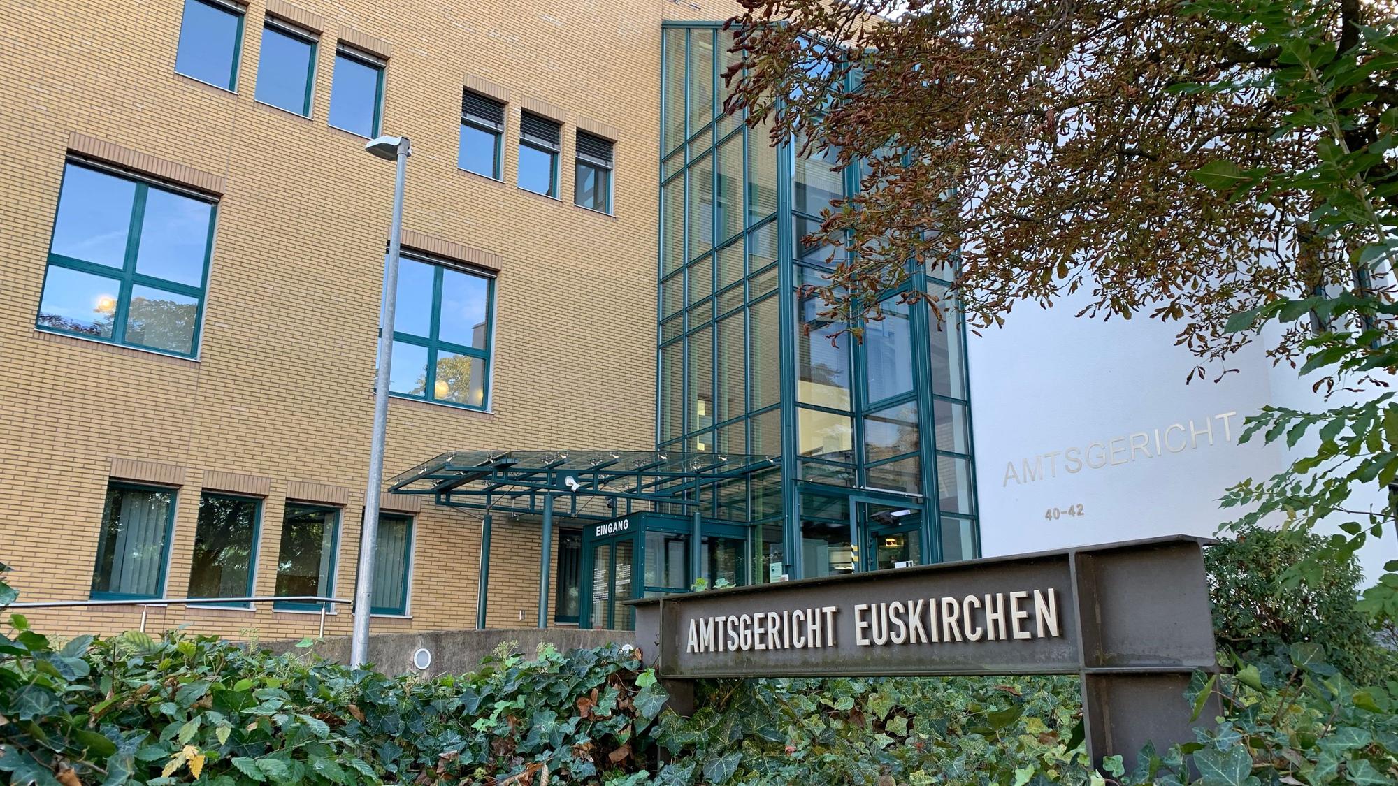 Der Eingang des Gerichtsgebäudes.