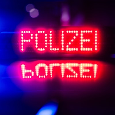 Der Schriftzug „Polizei“ ist auf dem Dach eines Polizeiautos zu lesen.