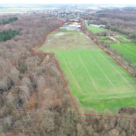 Auf dem Bild ist eine Luftaufnahme des Grundstückes zu sehen.
