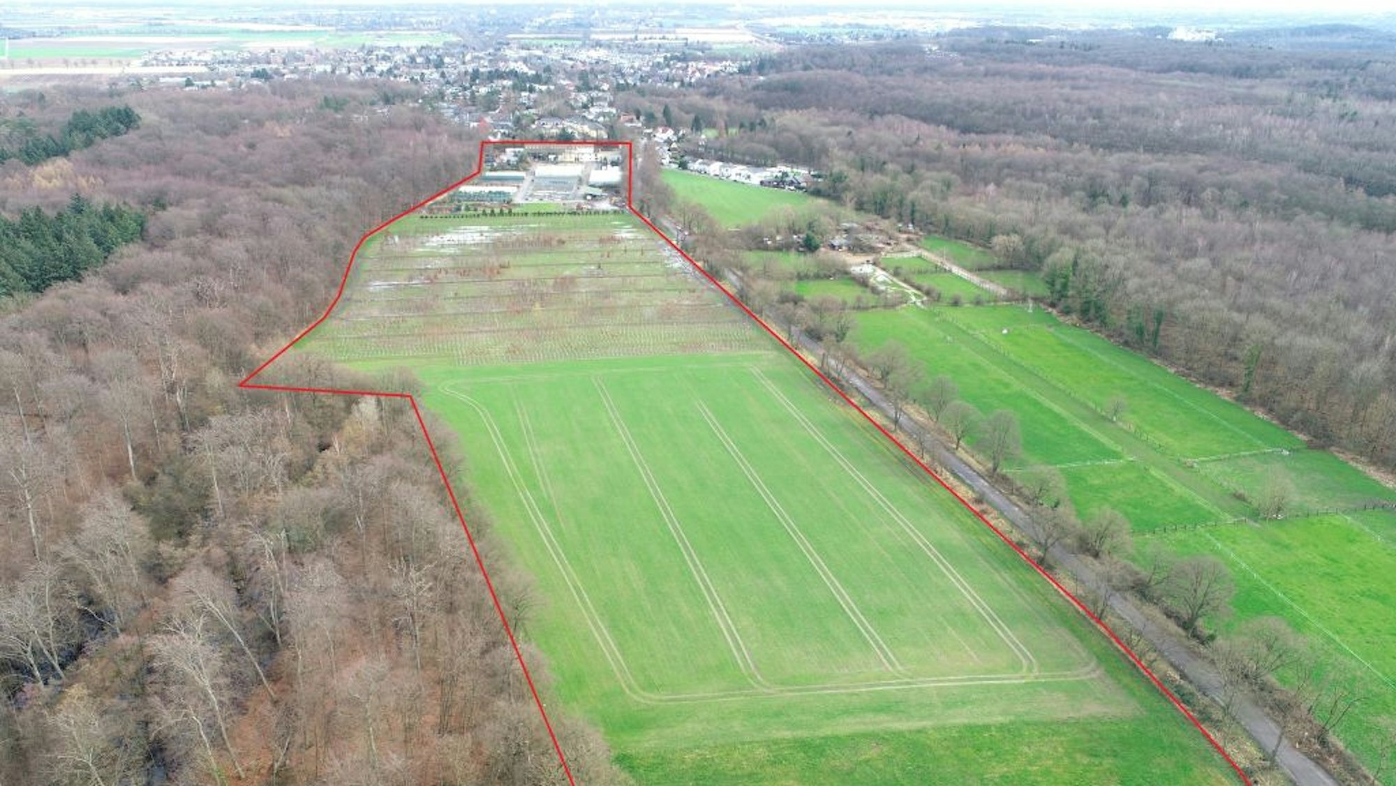 Auf dem Bild ist eine Luftaufnahme des Grundstückes zu sehen.