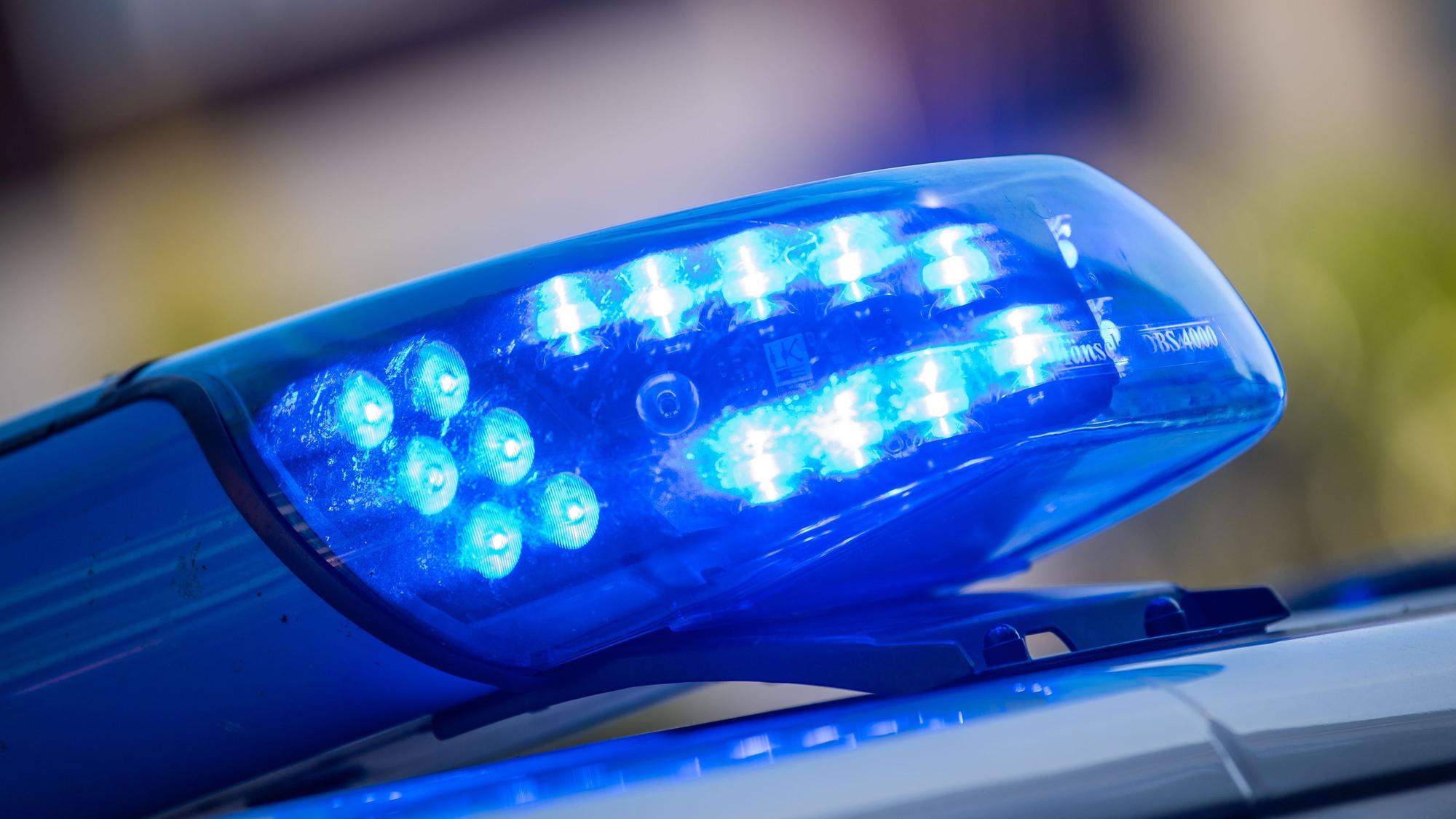 Ein Blaulicht ist auf dem Dach eines Polizeifahrzeugs zu sehen.