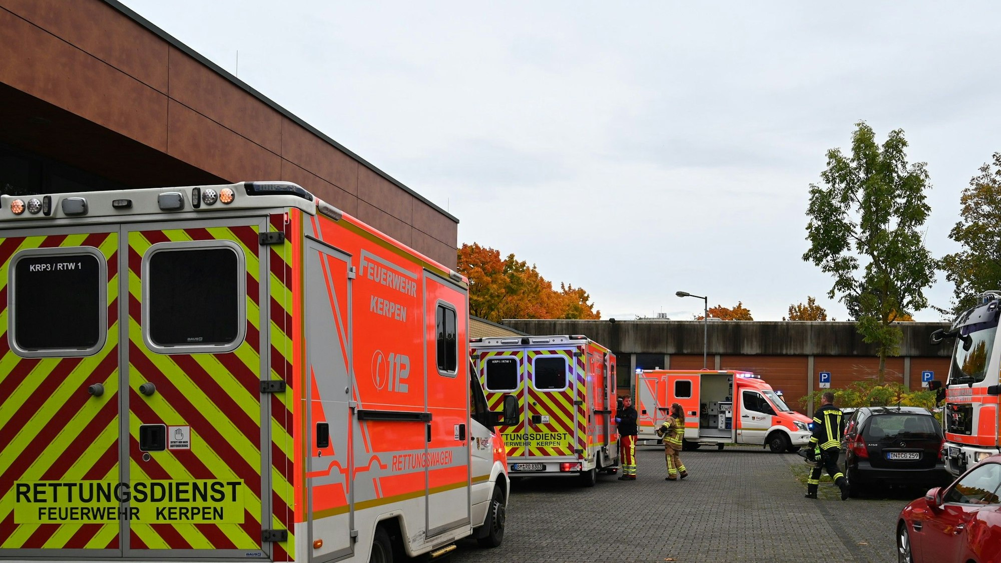 Das Bild zeigt mehrere Rettungswagen vor der Schule.