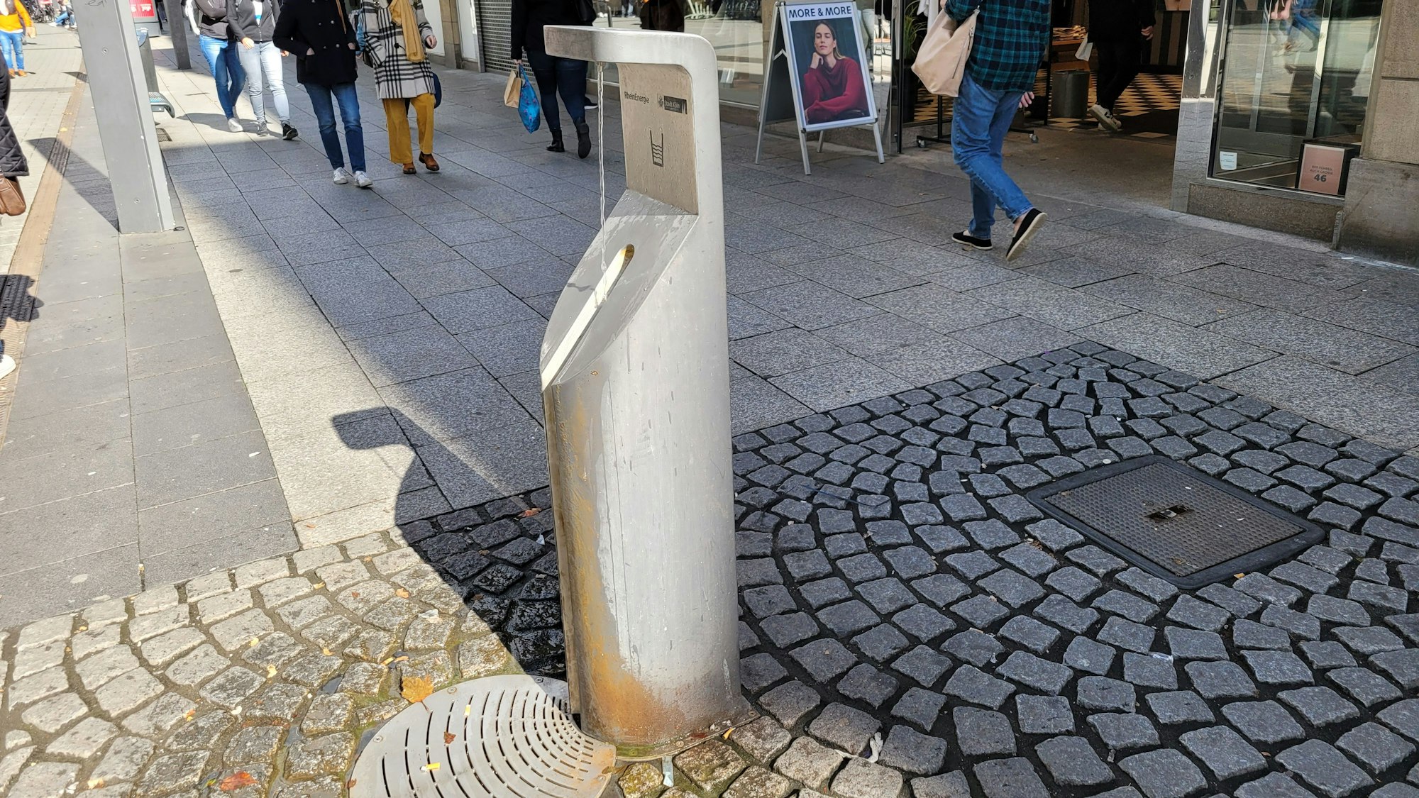 Ein Trinkwasserbrunnen, das Wasser fließt ständig.