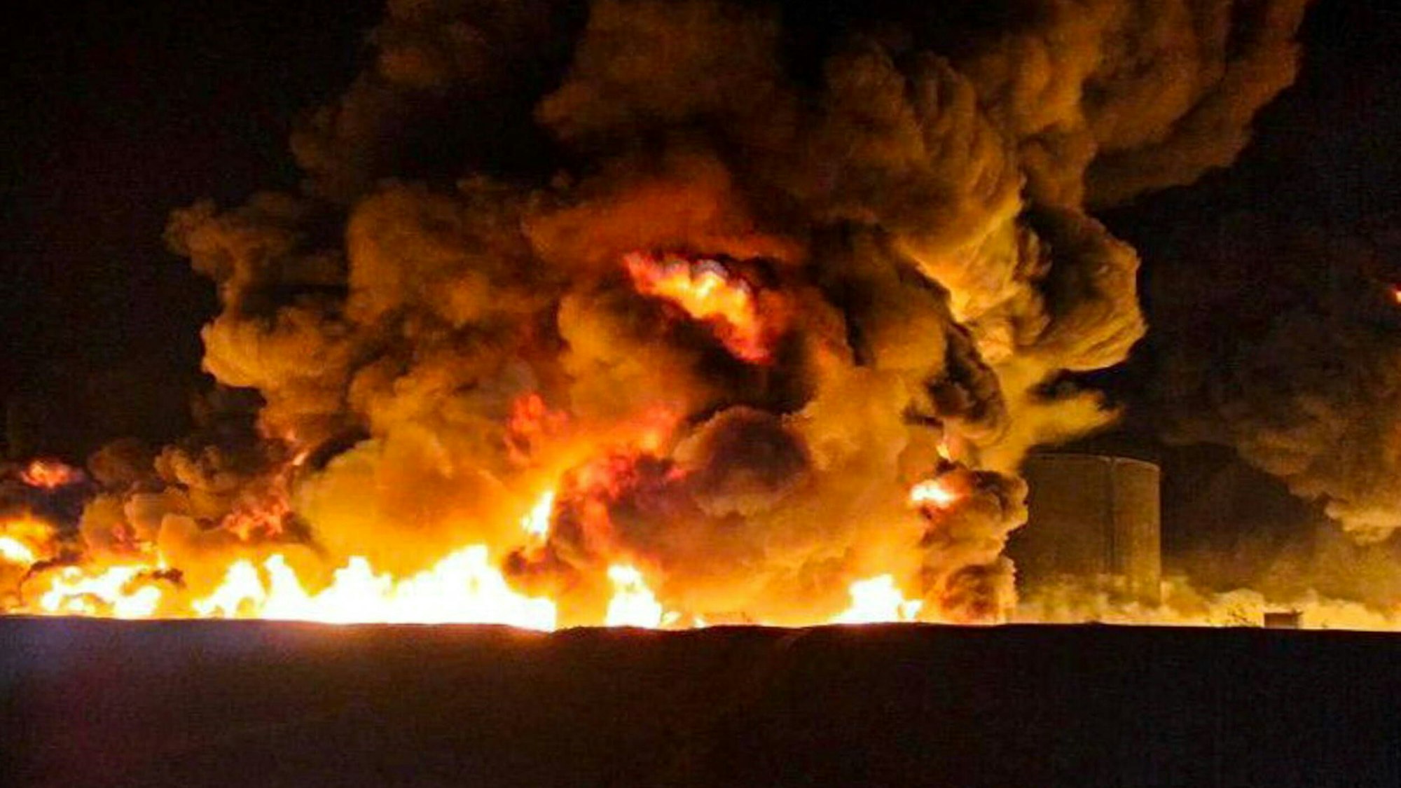 Ein Großbrand in der Region Brjansk. Nach einem ukrainischen Angriff soll ein russisches Munitionsdepot in der Region in Flammen stehen. (Symbolbild)