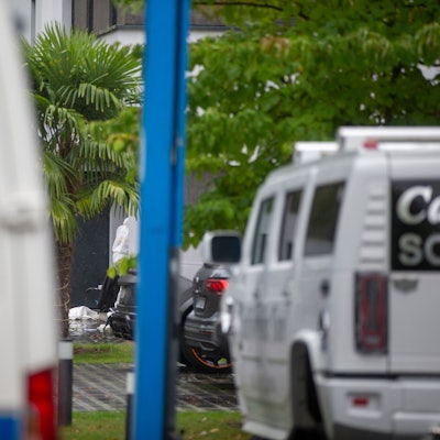 Vor dem Haus des Opfers werden Spuren gesichert