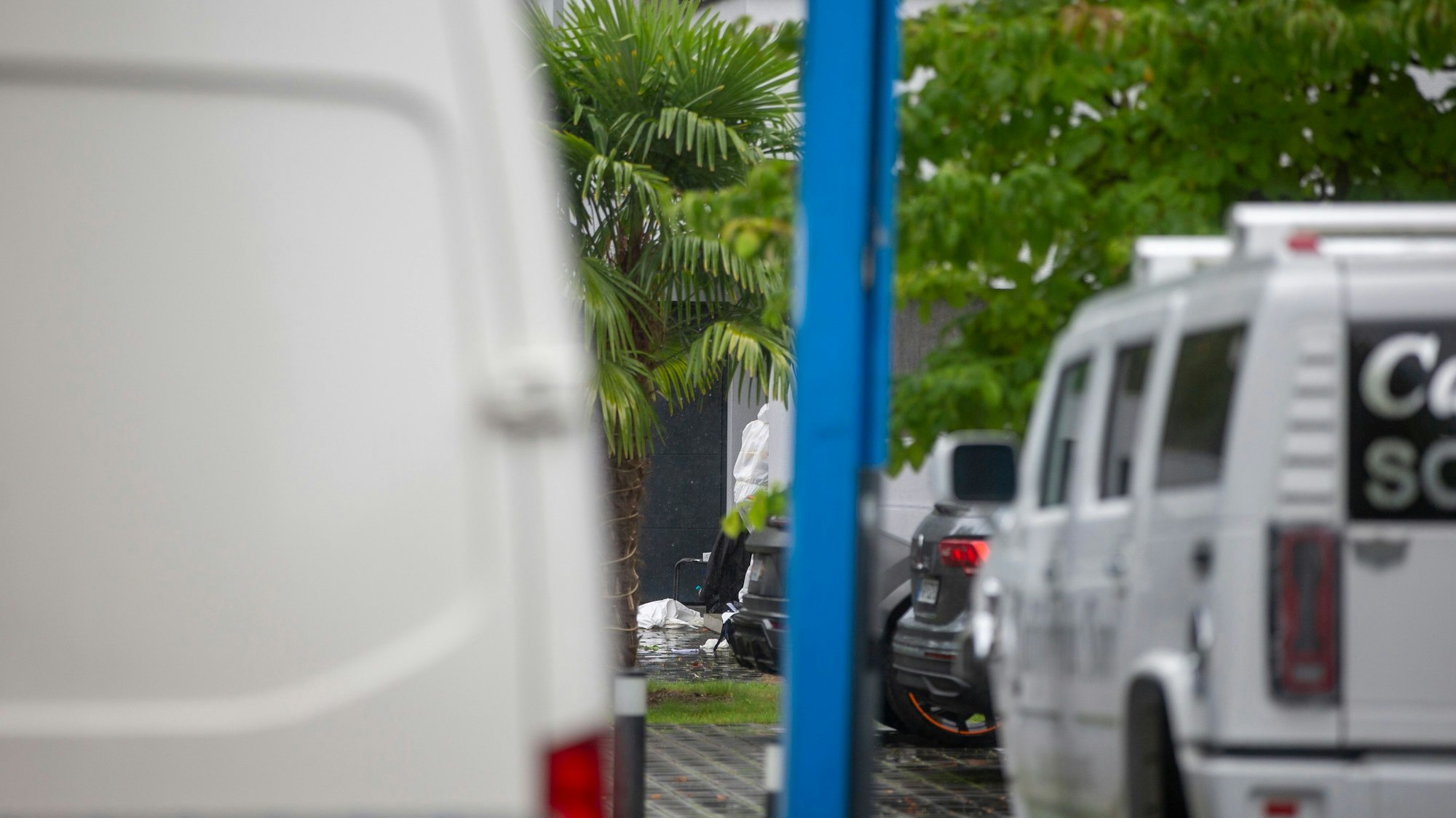 Vor dem Haus des Opfers werden Spuren gesichert