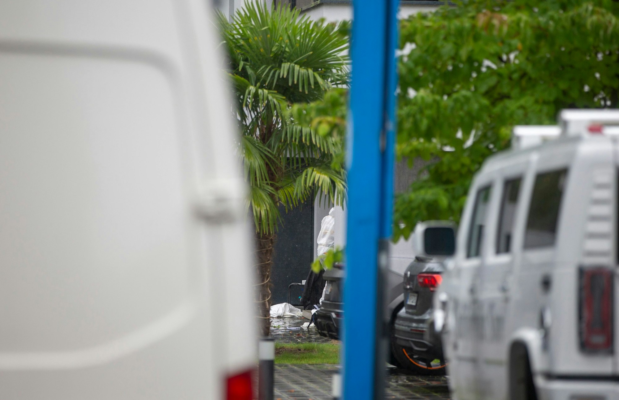 Ermittler vor dem Wohnhaus des Getöteten.