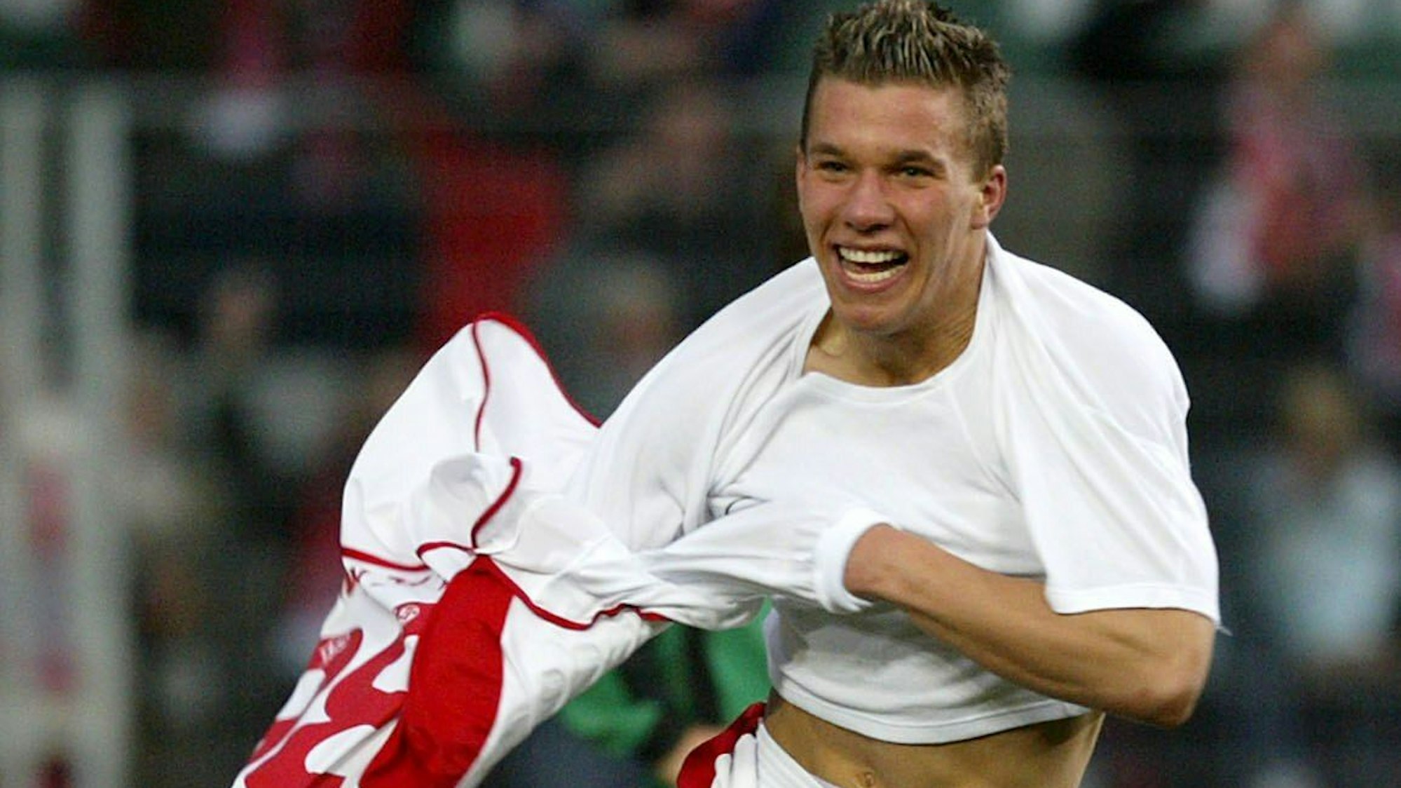 Der 18-jährige Kölner Lukas Podolski jubelt nach seinem Treffer zum 1:0 gegen Mönchengladbach.