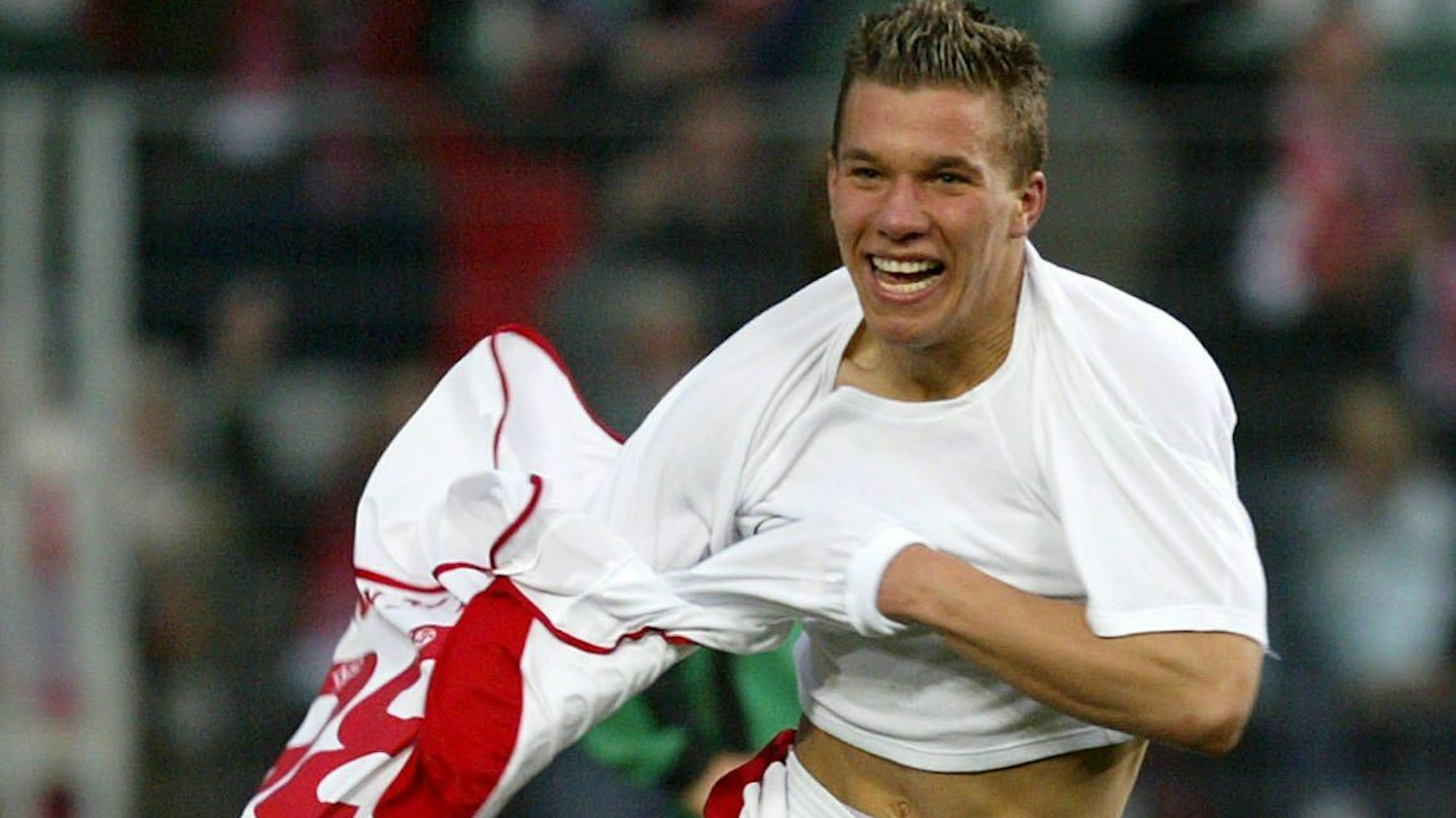 Der 18-jährige Kölner Lukas Podolski jubelt nach seinem Treffer zum 1:0 gegen Mönchengladbach.