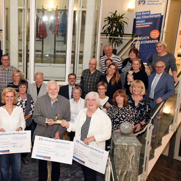Gruppenfoto in einem Treppenhaus.