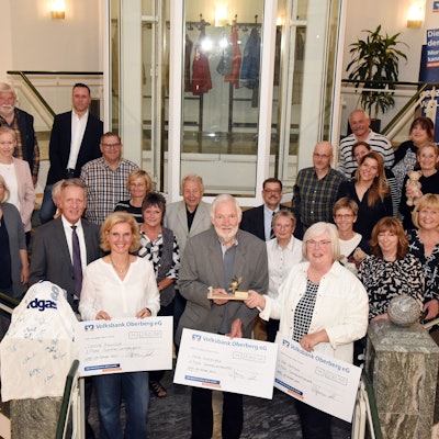Gruppenfoto in einem Treppenhaus.