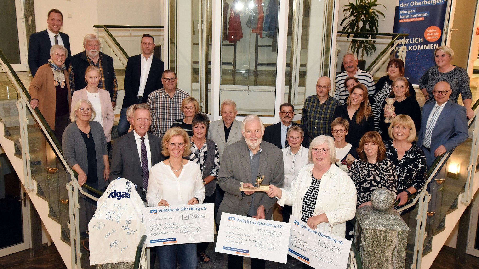 Gruppenfoto in einem Treppenhaus.