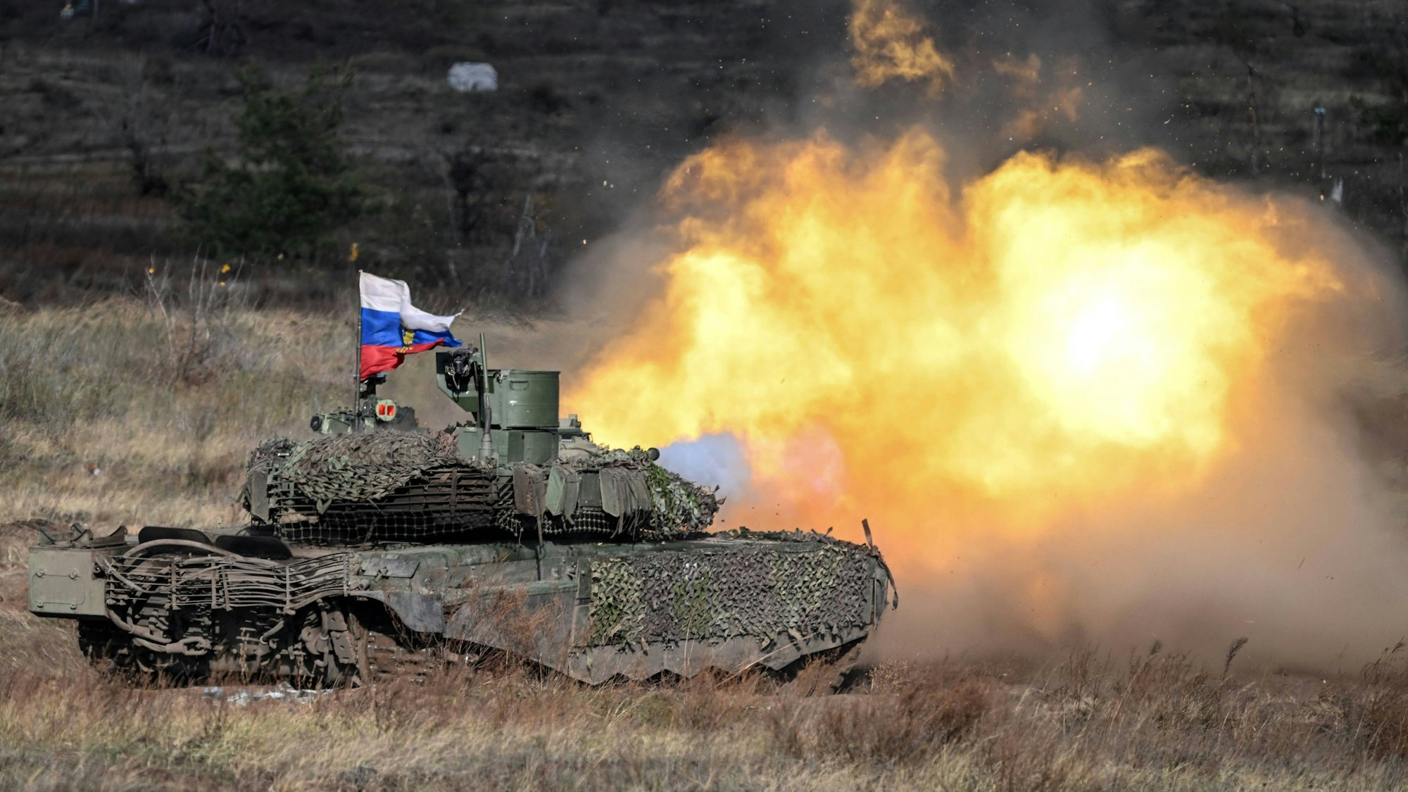 Ein Foto der russischen Nachrichtenagentur Sputnik zeigt einen russischen T-90-Panzer bei Gefechten in der Ukraine. Rund im Pokrowsk soll Putins Armee enorm viele Fahrzeuge verloren haben. (Archivbild)