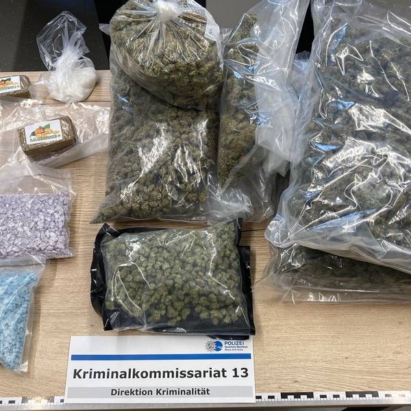 Auf dem Foto sind verschiedene, in Plastiktüten abgefüllte Drogen zu sehen.