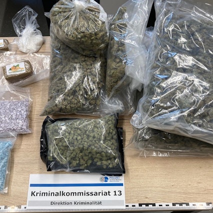 Auf dem Foto sind verschiedene, in Plastiktüten abgefüllte Drogen zu sehen.