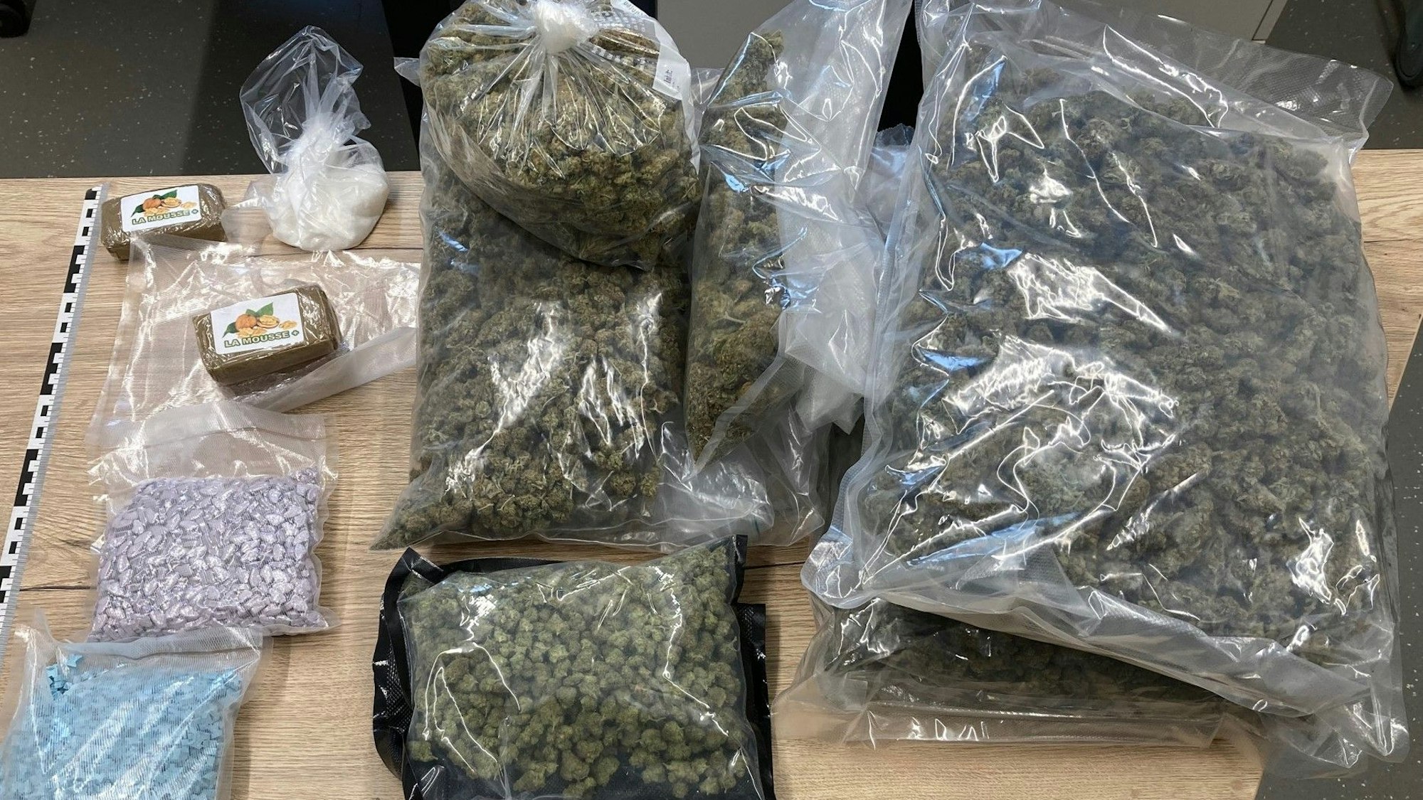 Auf dem Foto sind verschiedene, in Plastiktüten abgefüllte Drogen zu sehen.