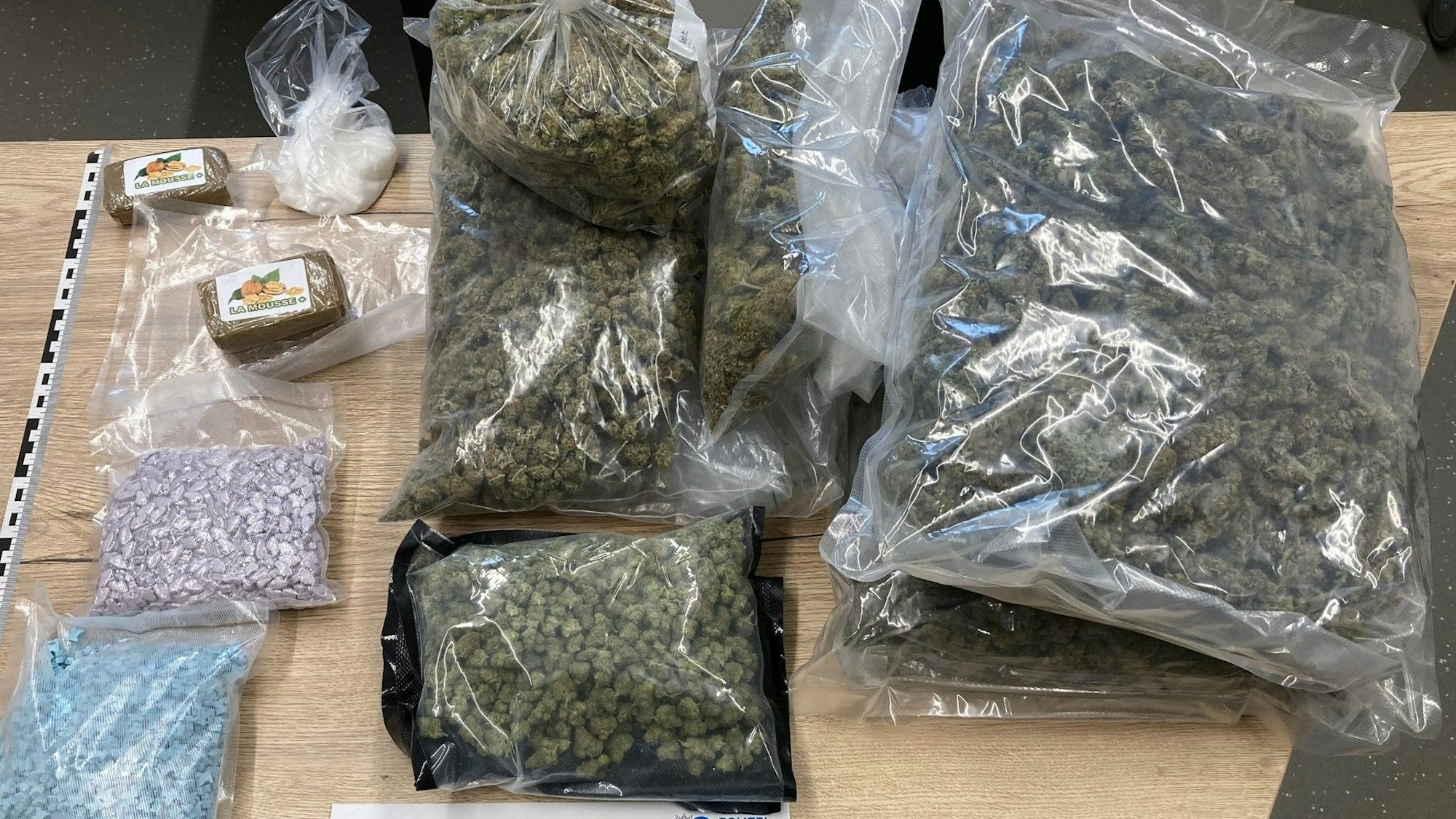 Das Bild zeigt einige der sichergestellten Drogen auf einem Tisch