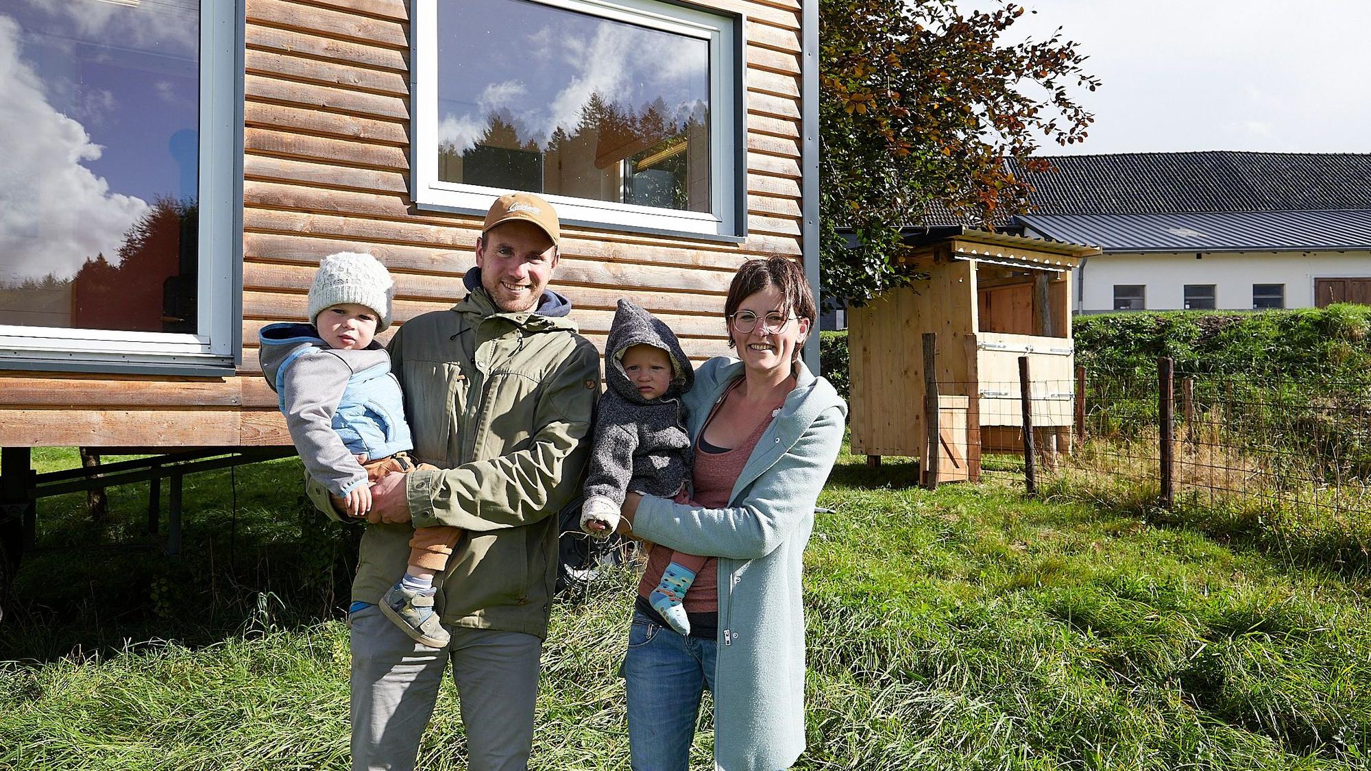 Mit ihren Kindern stehen Emmanuel und Jenny Dümmer vor einem der Tiny Houses, mit denen ihr Projekt finanziert werden soll.