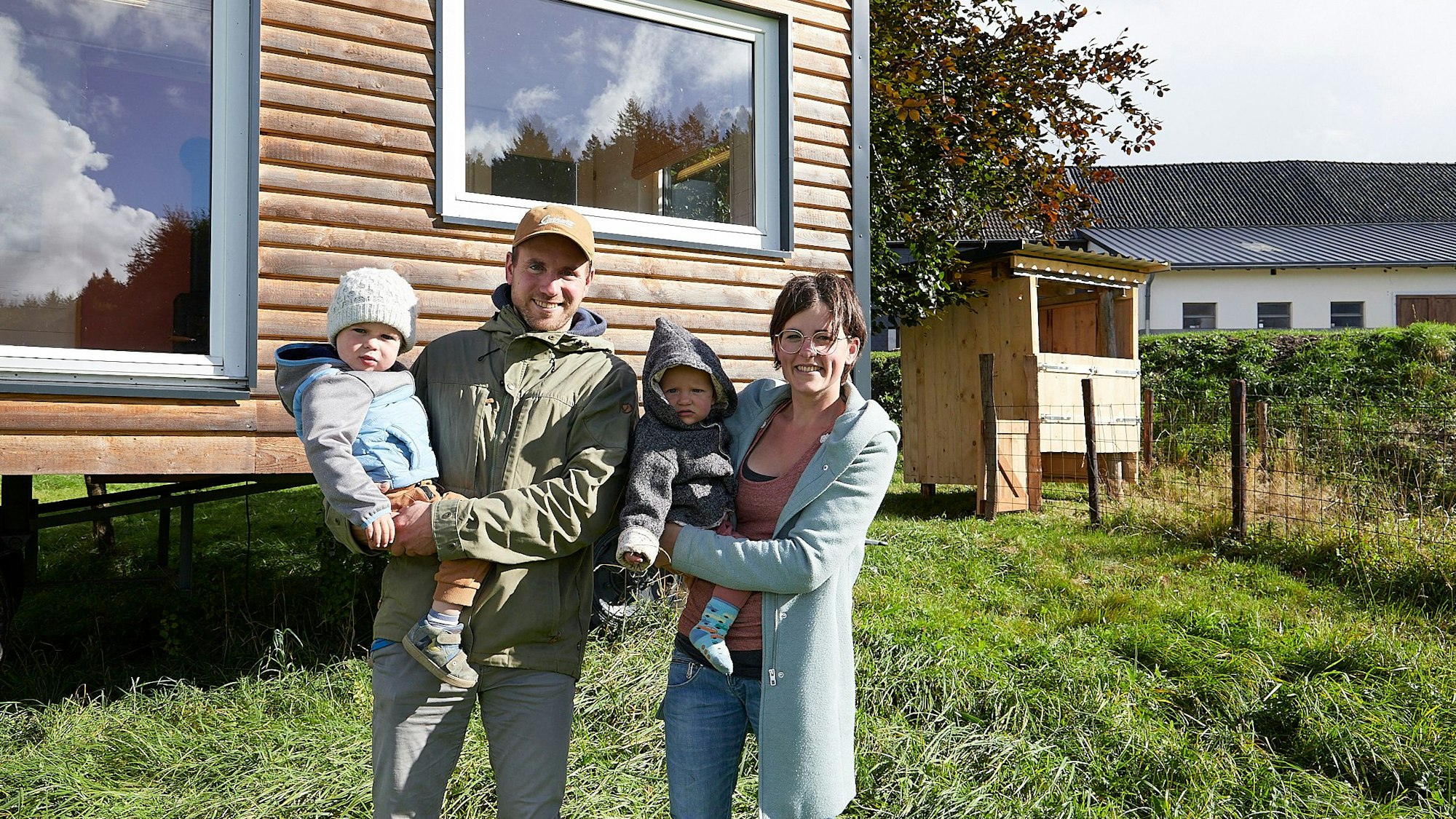Mit ihren Kindern stehen Emmanuel und Jenny Dümmer vor einem der Tiny Houses, mit denen ihr Projekt finanziert werden soll.