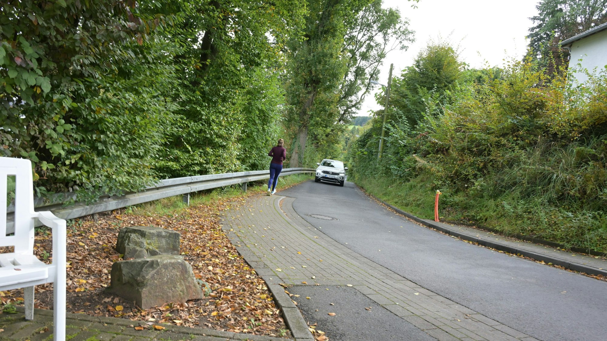 Sehr eng ist die Fahrbahn am Bücheler Weg in Rösrath-Hoffnungsthal. Für Fußgänger und Radfahrer gibt es keine abgetrennten Wege.
