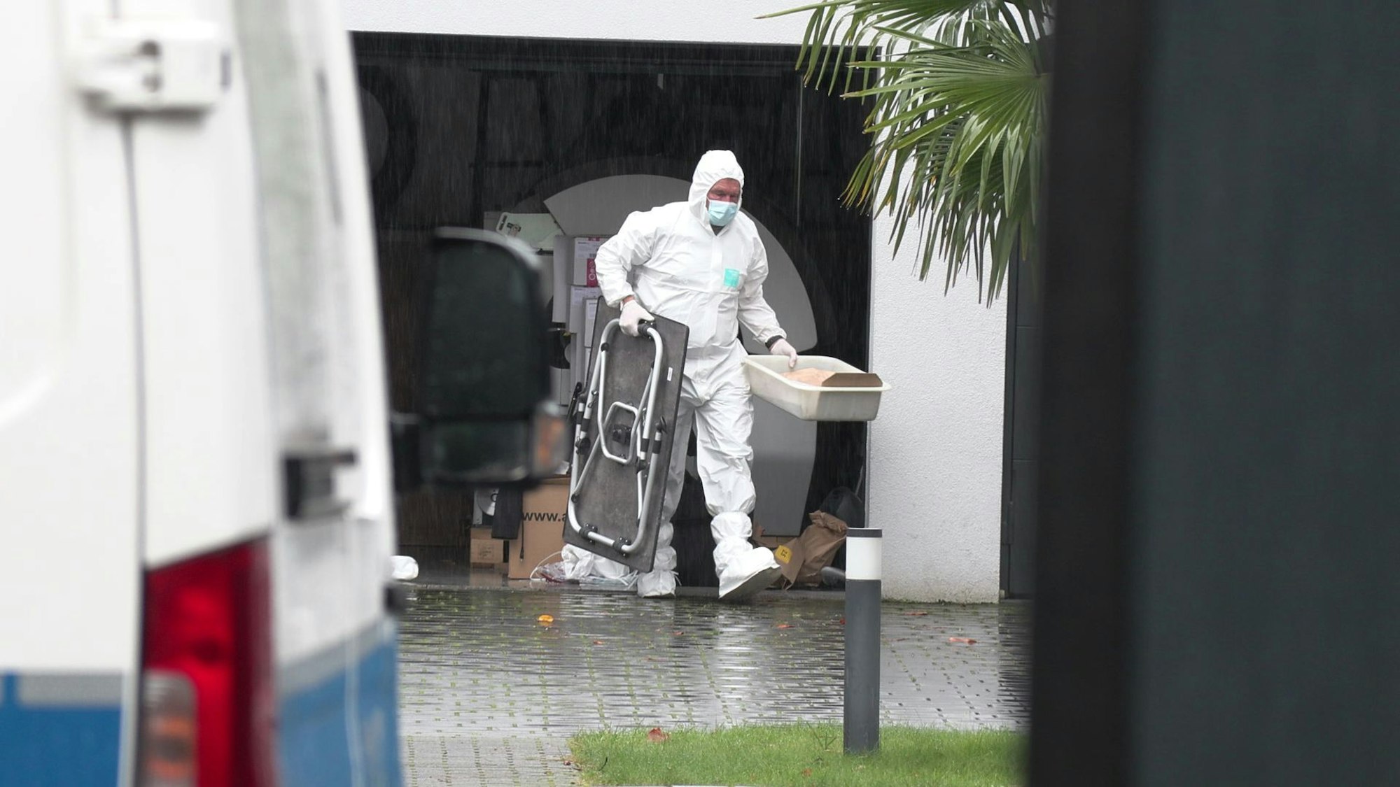 Ermittler in weißen Schutzanzügen