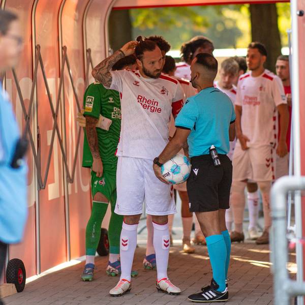 Fussball, Saison 2024/2025, Regionalliga West, 21.09.2024, 08. Spieltag, Herren, 1.FC Koeln U23 weiss vs. 1.FC Bocholt schwarz /// v.l.: Marco Hoeger 1. FC Koeln U23, Jasmin Sabotic Schiedsrichter Koeln Franz-Kremer-Stadion Nordrhein-Westfalen Deutschland *** Soccer, Season 2024 2025, Regionalliga West, 21 09 2024, Matchday 08, Men, 1 FC Koeln U23 white vs 1 FC Bocholt black v l Marco Hoeger 1 FC Koeln U23 , Jasmin Sabotic Referee Koeln Franz Kremer Stadion Nordrhein Westfalen Germany 240921_fb_1fc-koeln-u23_1fc-bocholt_33249