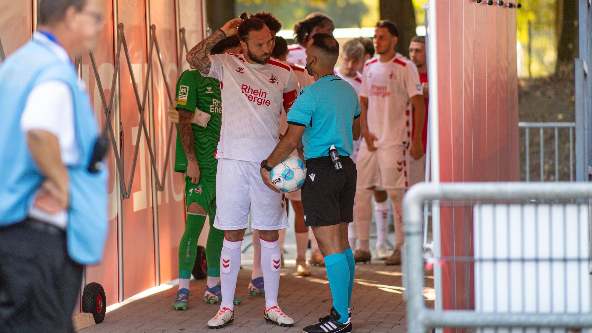 Fussball, Saison 2024/2025, Regionalliga West, 21.09.2024, 08. Spieltag, Herren, 1.FC Koeln U23 weiss vs. 1.FC Bocholt schwarz /// v.l.: Marco Hoeger 1. FC Koeln U23, Jasmin Sabotic Schiedsrichter Koeln Franz-Kremer-Stadion Nordrhein-Westfalen Deutschland *** Soccer, Season 2024 2025, Regionalliga West, 21 09 2024, Matchday 08, Men, 1 FC Koeln U23 white vs 1 FC Bocholt black v l Marco Hoeger 1 FC Koeln U23 , Jasmin Sabotic Referee Koeln Franz Kremer Stadion Nordrhein Westfalen Germany 240921_fb_1fc-koeln-u23_1fc-bocholt_33249