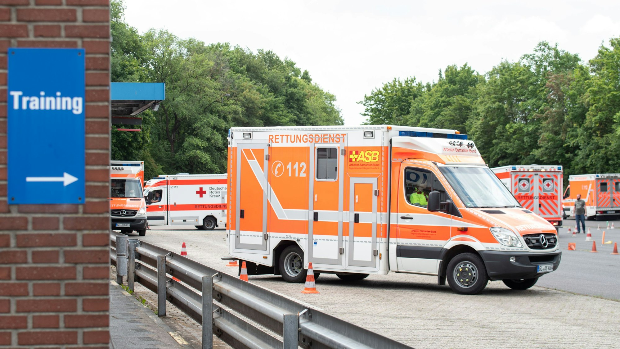 Der Rheinisch-Bergische Kreis hat für Mitarbeitende zweier örtlicher Hilfsorganisationen ein Fahrsicherheits- und Rangiertraining auf den Weg gebracht.