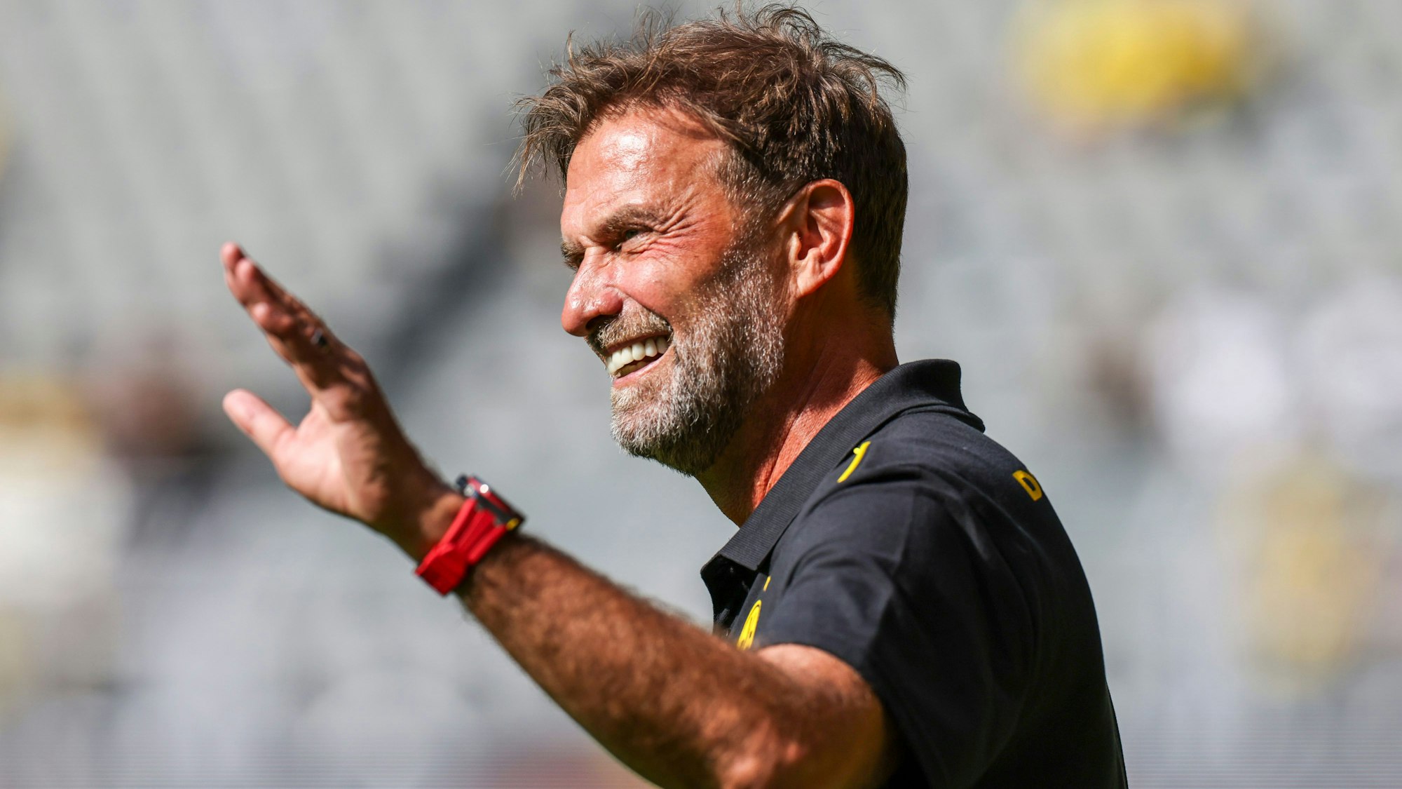 Der frühere BVB-Trainer Jürgen Klopp betritt das Stadion.