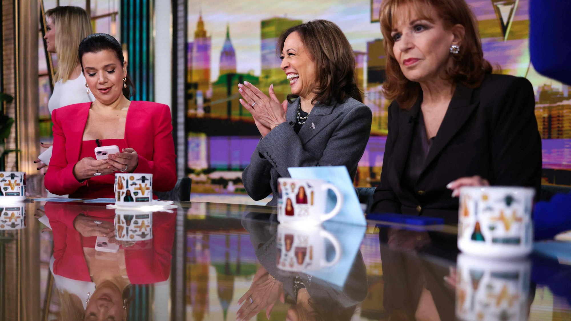 Die demokratische Präsidentschaftskandidatin Kamala Harris im TV-Studio bei der Aufzeichnung der ABC-Sendung „The View“. (Archivbild)
