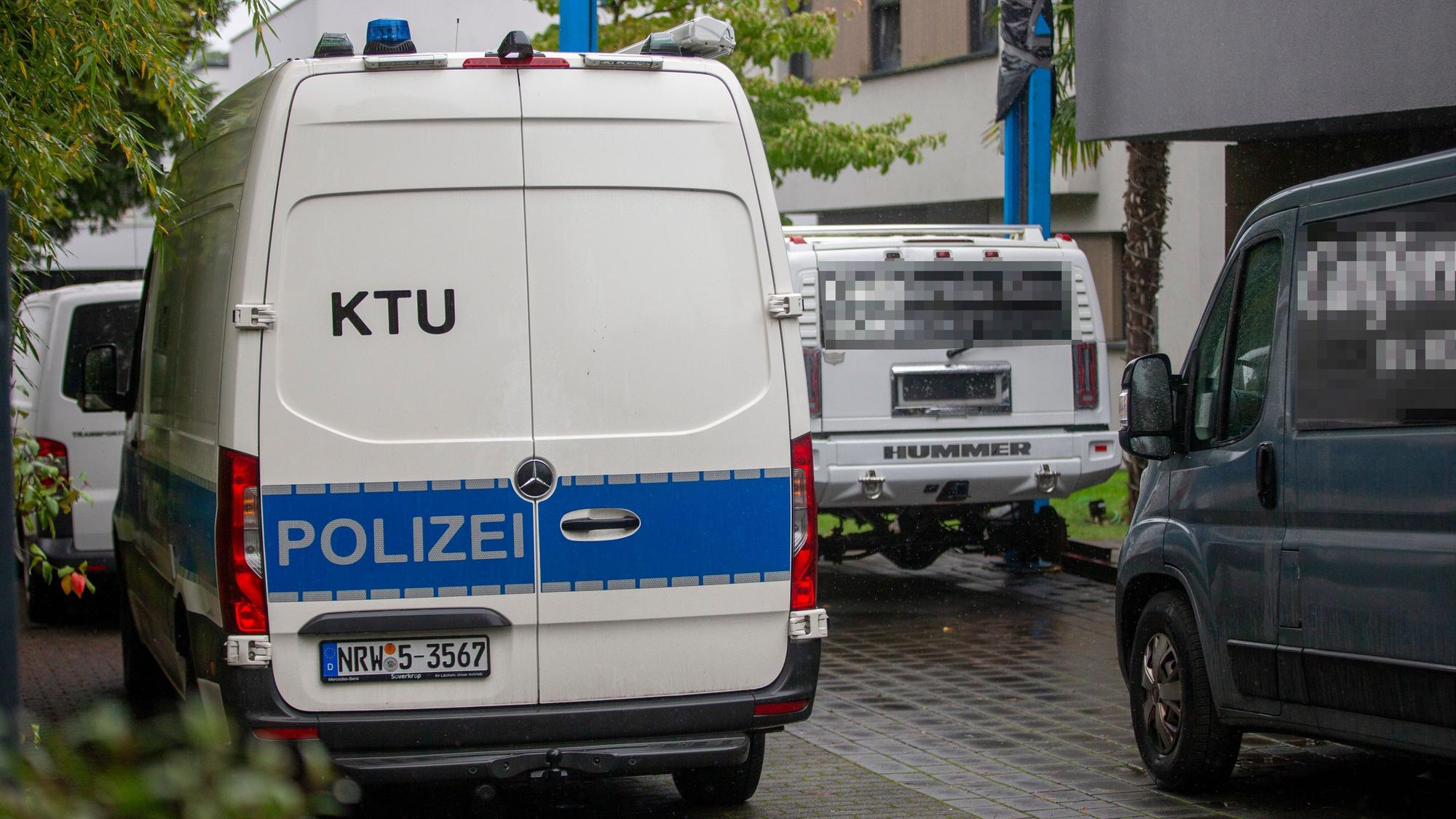 Polizei-Autos vor dem Haus in Hahnwald