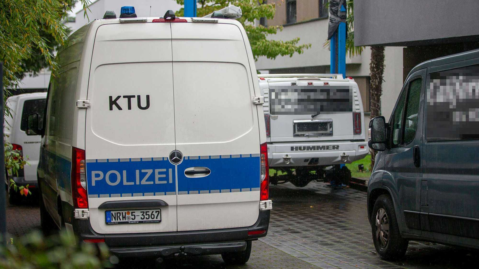Polizei-Autos vor dem Haus in Hahnwald