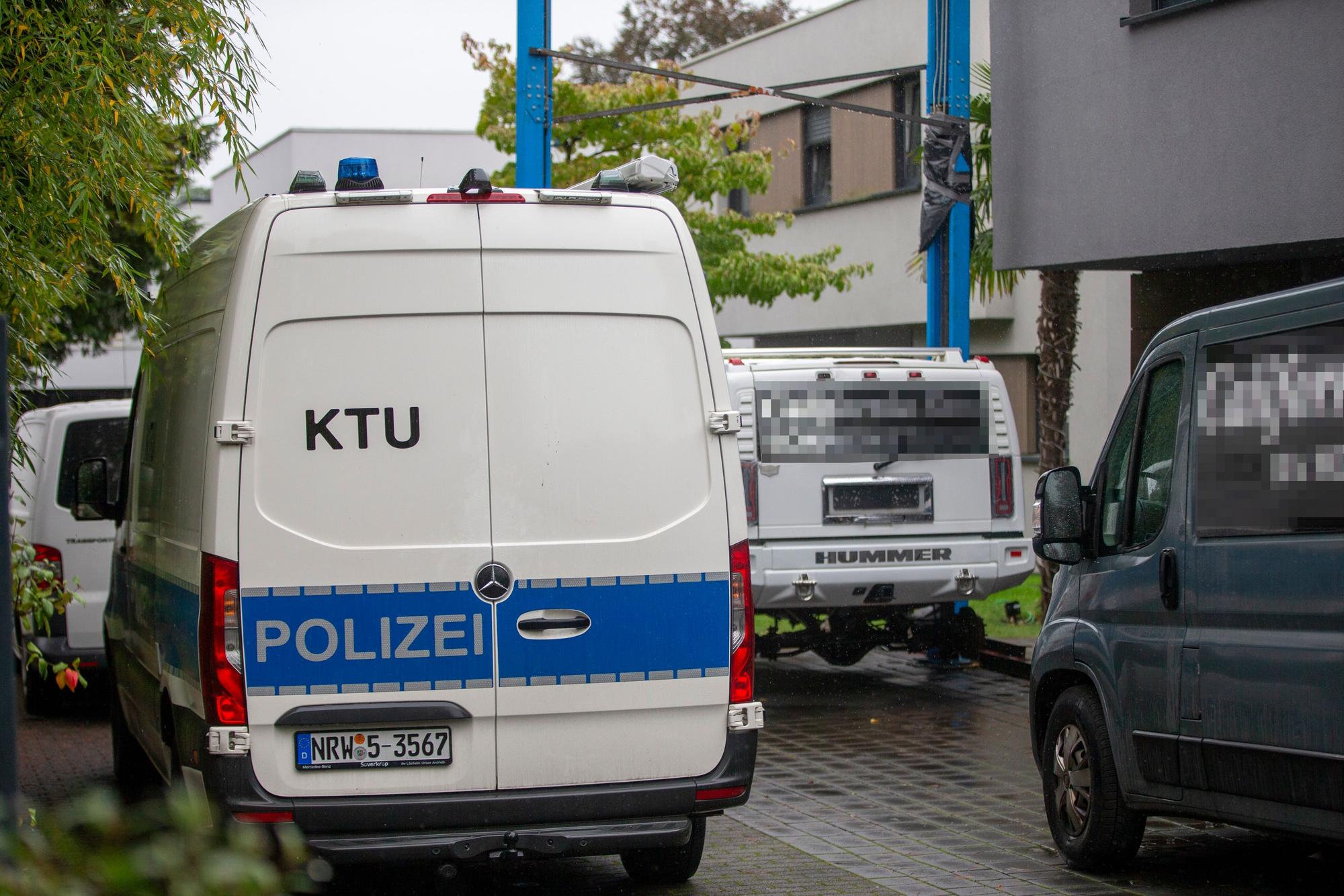 Die Polizei am Tatort in Köln-Hahnwald.