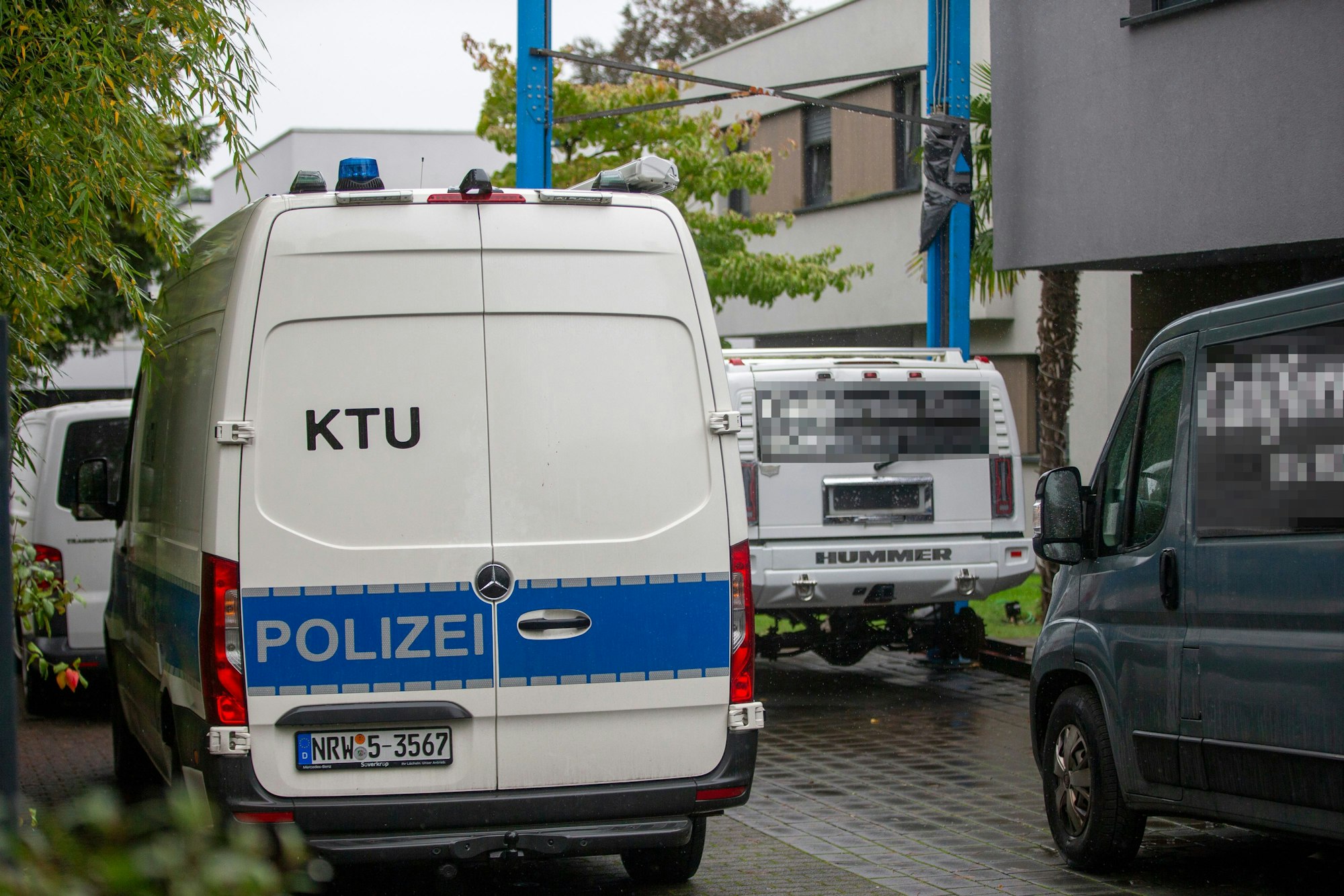 Die Polizei am Tatort in Köln-Hahnwald.