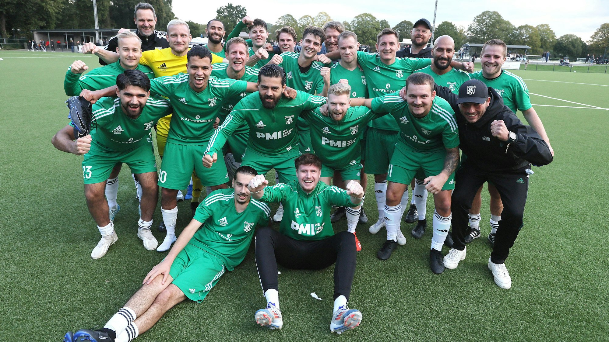 So jubelten die Spieler des Horremer SV nach ihrem 3:1-Sieg über den SC Fliesteden im kleinen Pokalfinale.