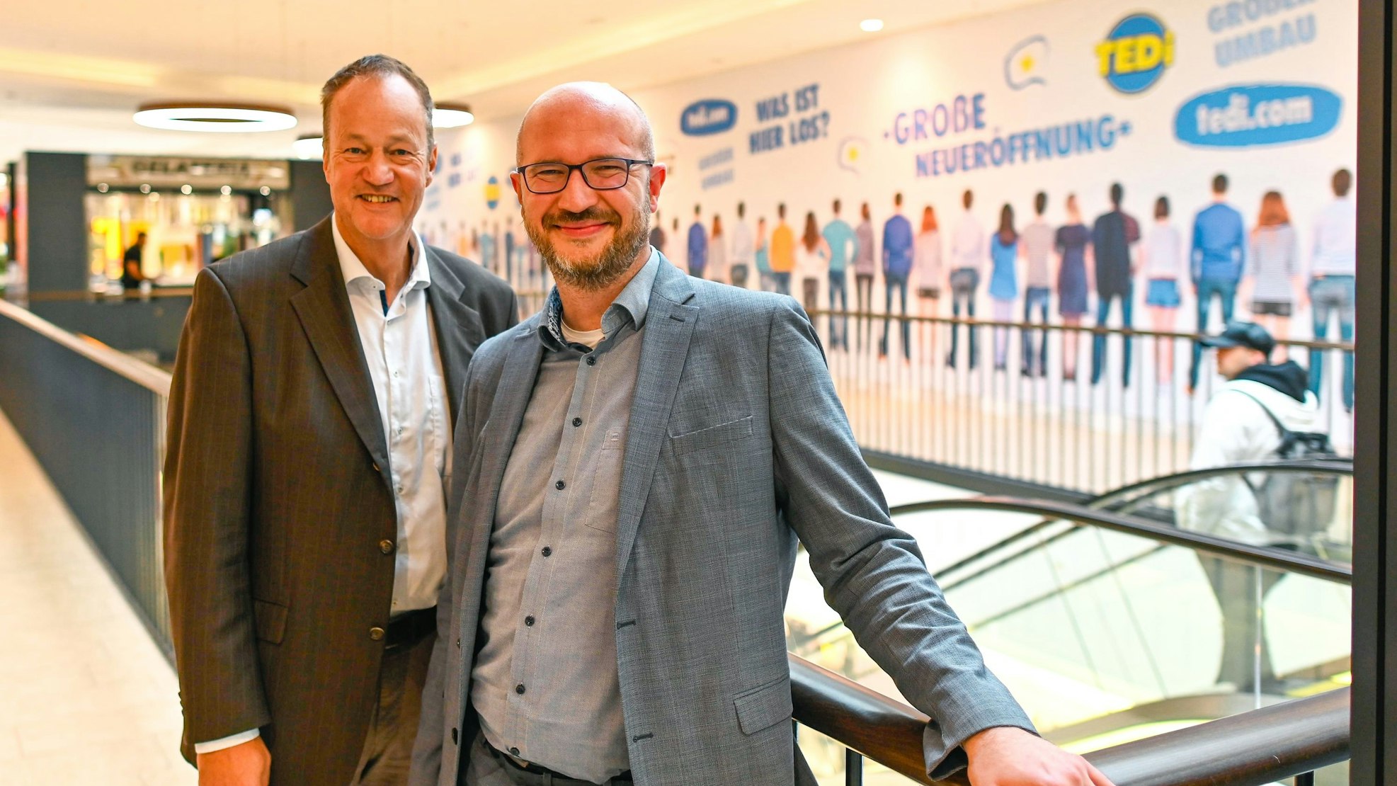Zwei Männer stehen im Gummersbacher Forum nebeneinander.