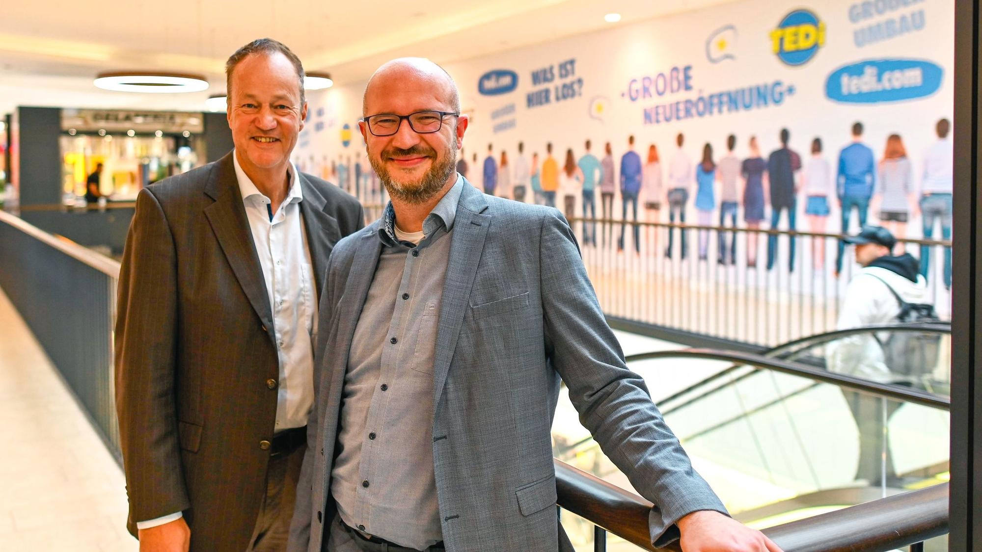 Zwei Männer stehen im Gummersbacher Forum nebeneinander.